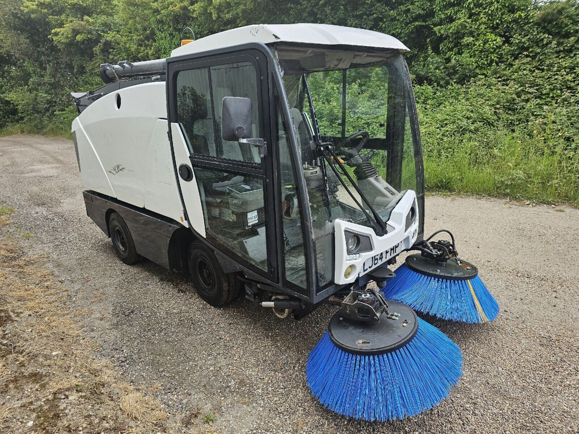 2014 JOHNSTON CX201 PRECINCT ROAD SWEEPER AIR CON - Image 4 of 5