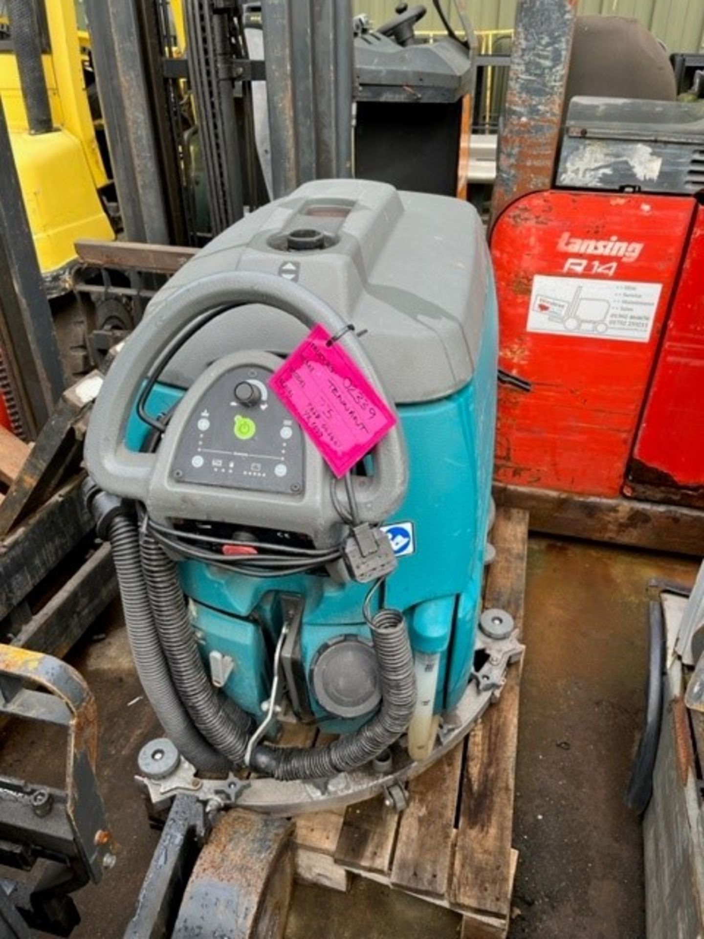 TENNANT T5 SCRUBBER - YOM: 2009