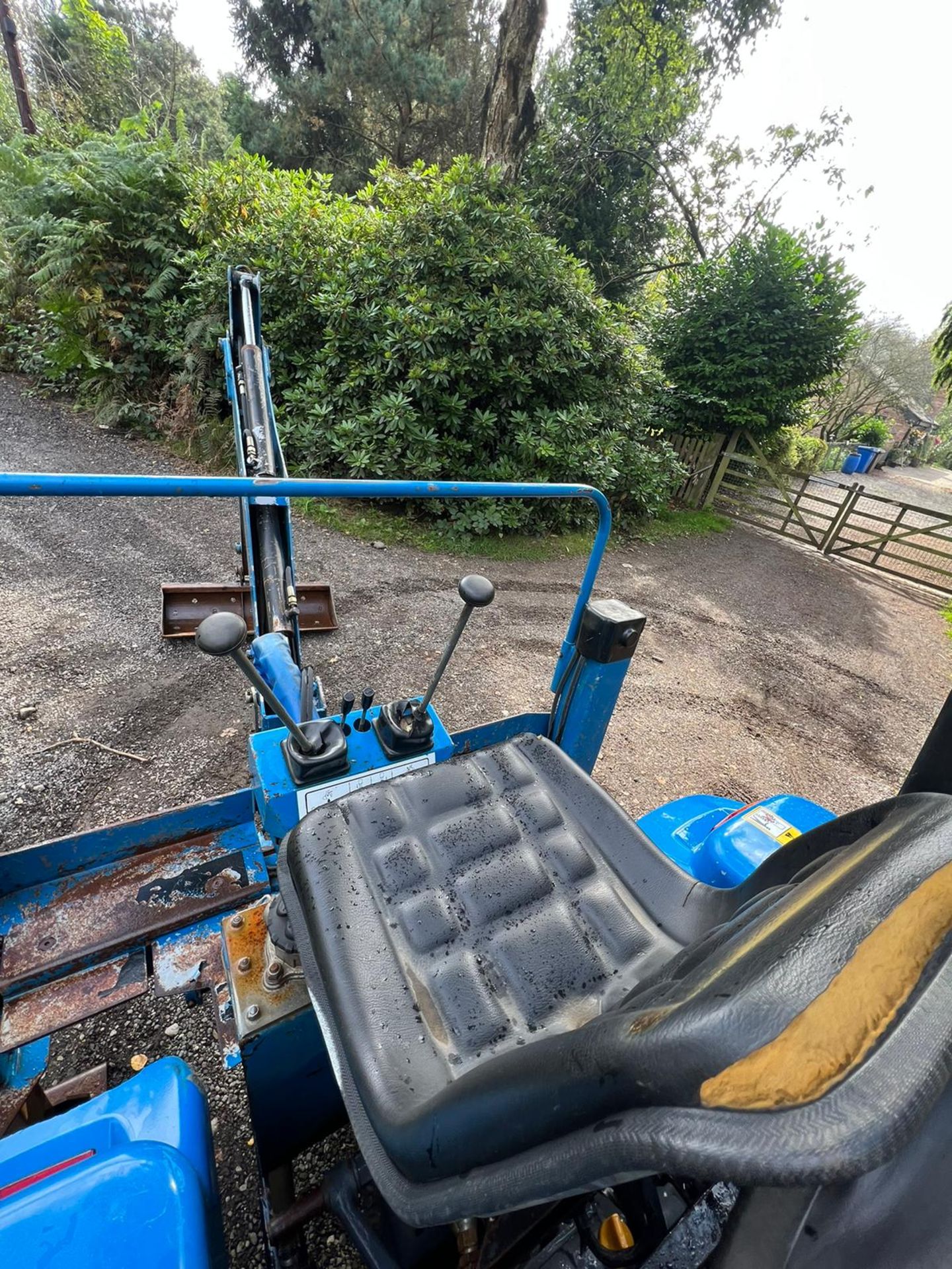 NEW HOLLAND TC27D BACK LOADER, SPOOL VALVE, ROLL PTO - Image 7 of 23