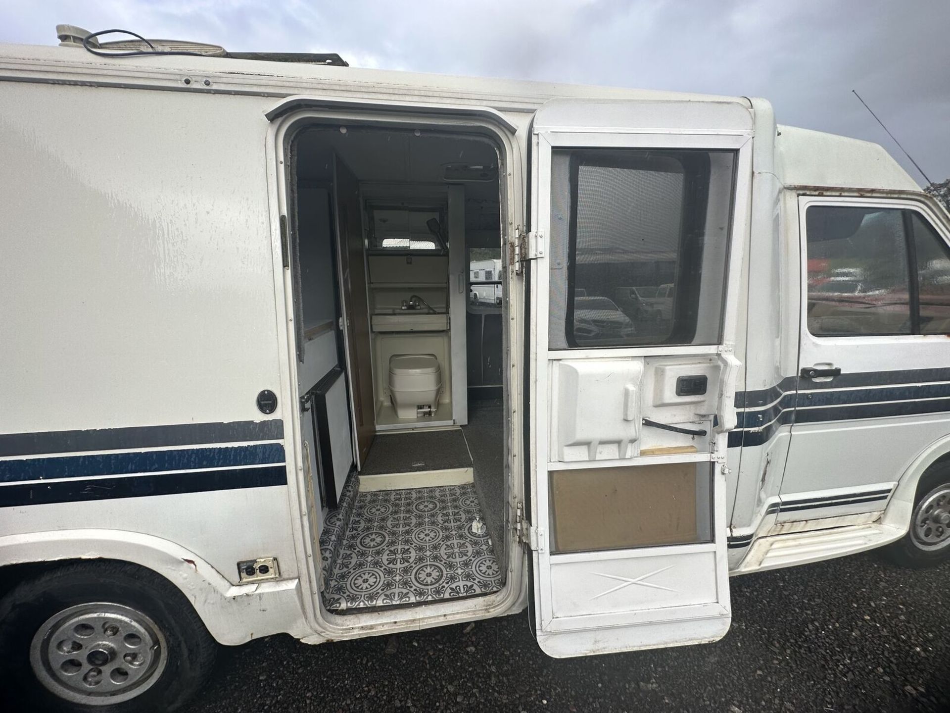 CLASSIC NOMAD'S CHOICE: '90 WINNEBAGO CAMPER, PART SERVICE HISTORY (NO VAT ON HAMMER) - Image 4 of 15