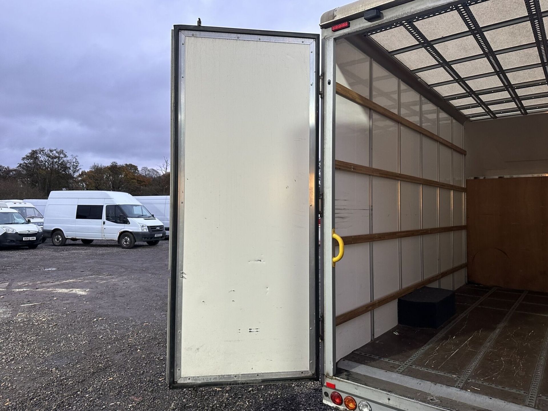 WORK VAN ALERT: 2017 PEUGEOT BOXER LUTON, LOW LOADER - NO VAT ON HAMMER - Image 4 of 5