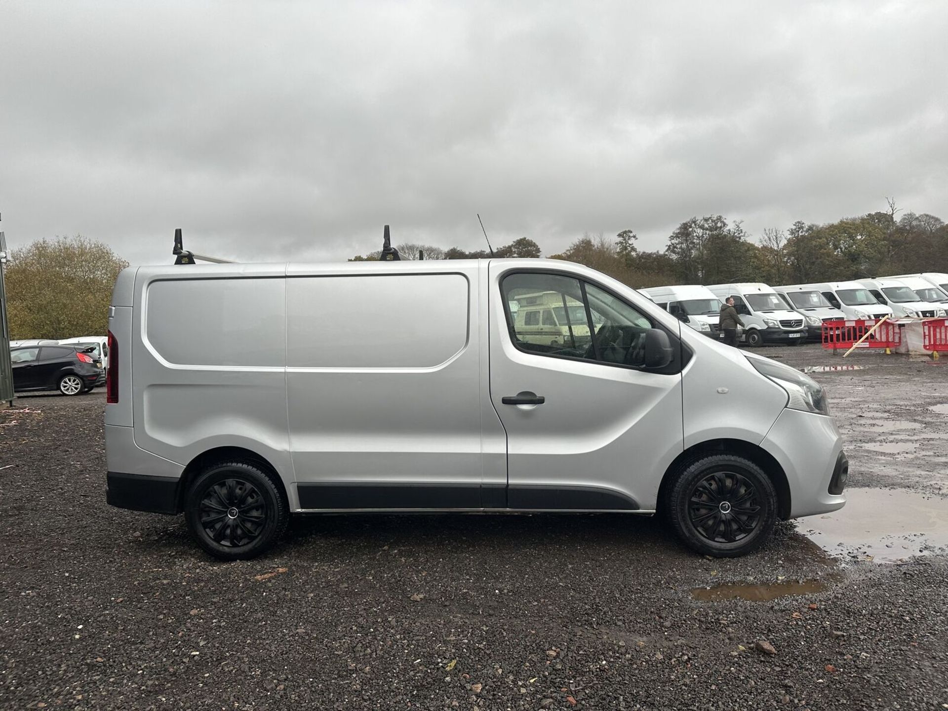 **(ONLY 98K MILEAGE)** SILVER UTILITY: RENAULT TRAFIC VIVARO DIESEL VAN - (NO VAT ON HAMMER)