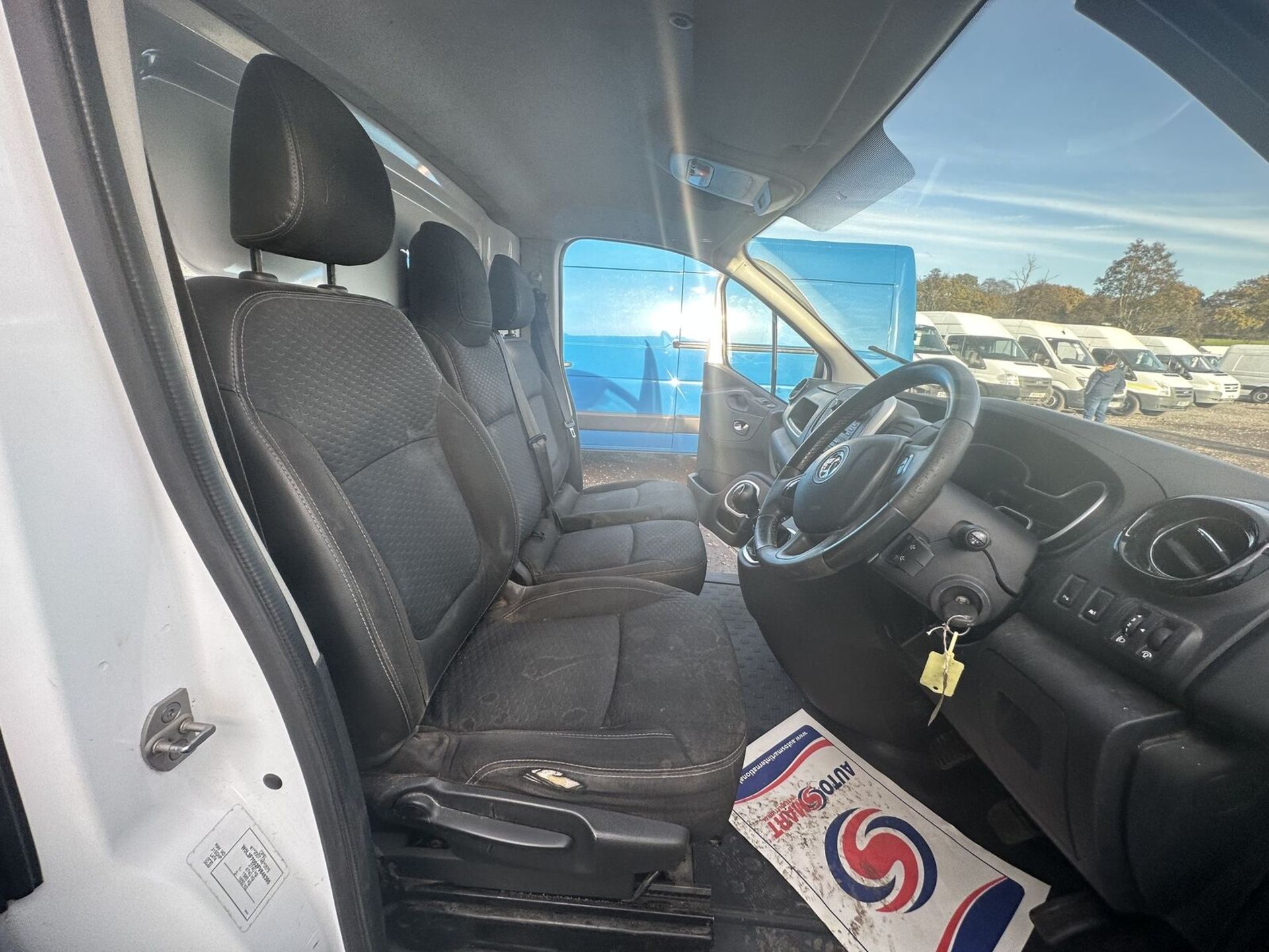 2015 VIVARO TRAFIC: SPORTIVE, MOT FEB 2024 - 140K MILES - NO VAT ON HAMMER - Image 11 of 15