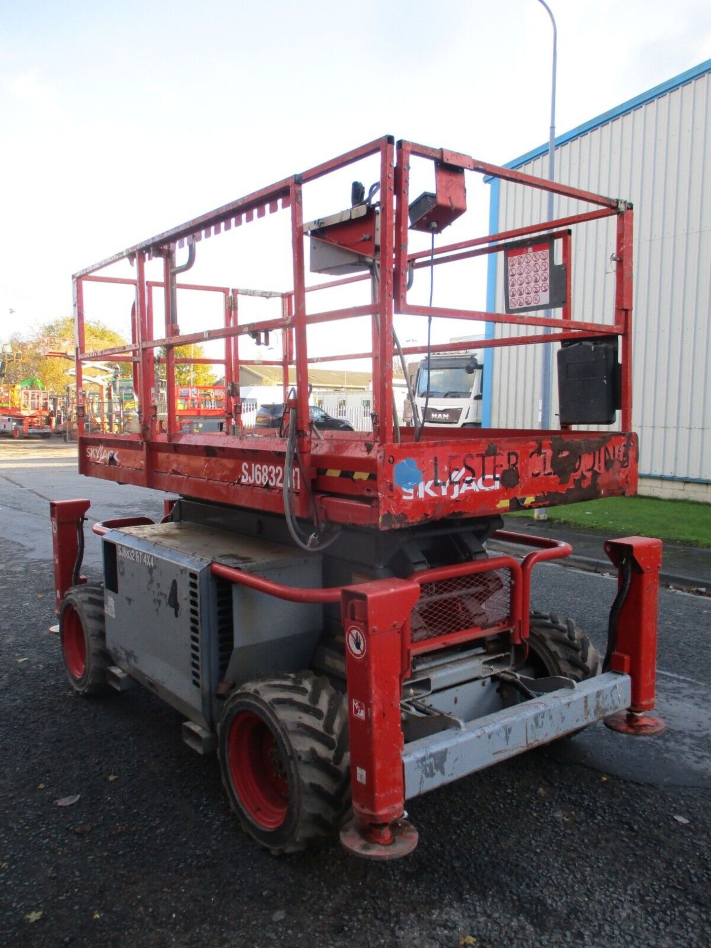 LEVELLING LEGACY: SKYJACK SJ6832'S STURDY 3770KG FRAME - Image 9 of 13