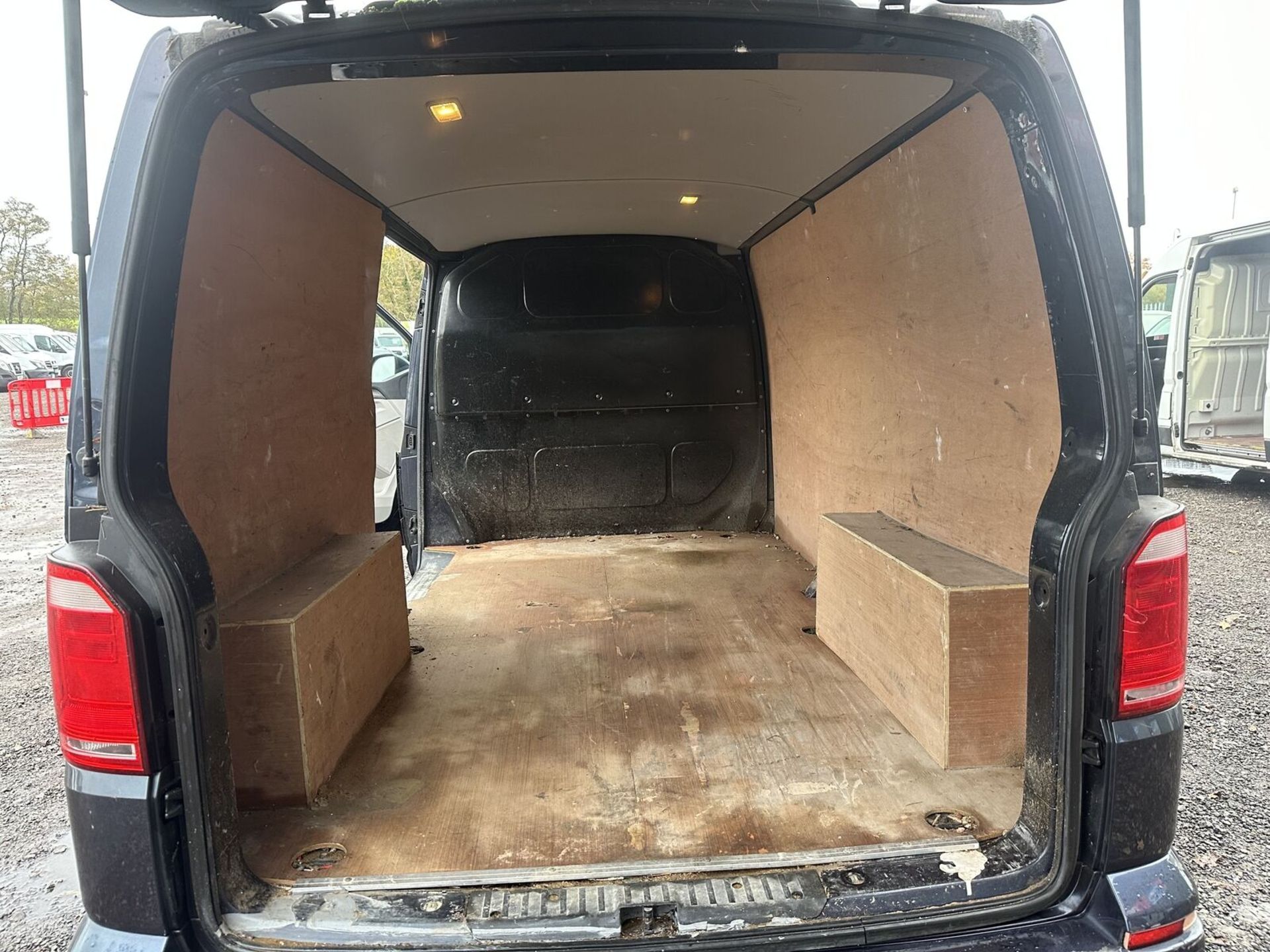 VW TRANSPORTER PANEL VAN: EURO 6, PART SERVICE HISTORY ONLY 130K - NO VAT ON HAMMER - Image 6 of 15