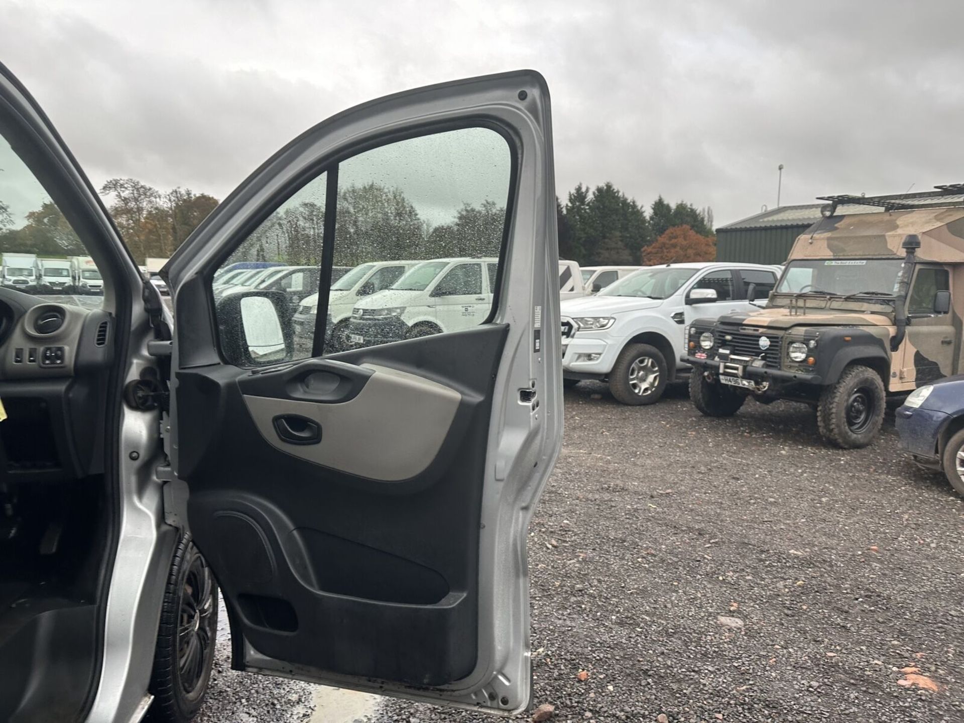 **(ONLY 98K MILEAGE)** SILVER UTILITY: RENAULT TRAFIC VIVARO DIESEL VAN - (NO VAT ON HAMMER) - Image 13 of 15