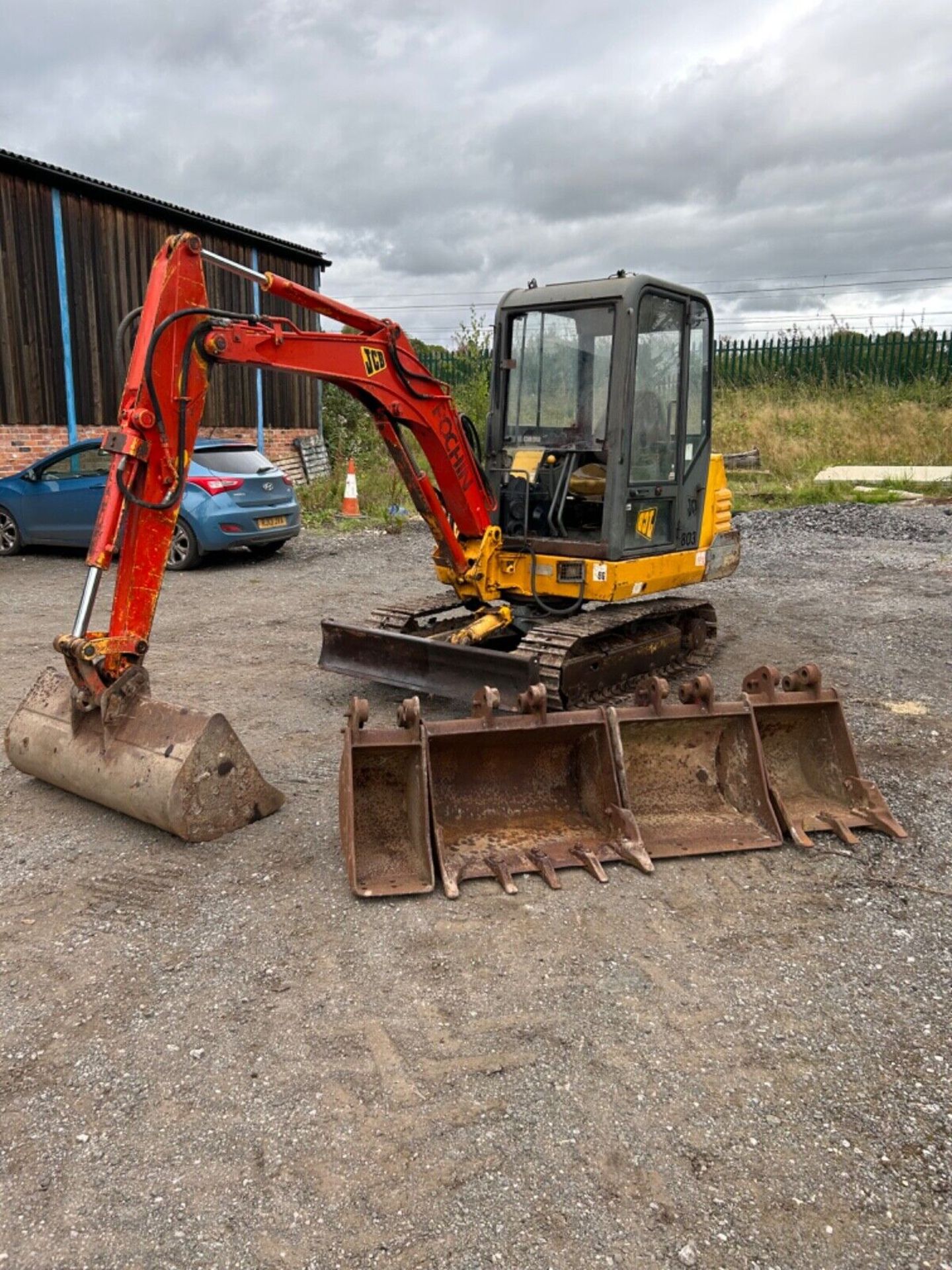 SOLID TRACKS, STRONG DIGGER: 1994 JCB 803 WITH PERKINS ENGINE - Bild 9 aus 14