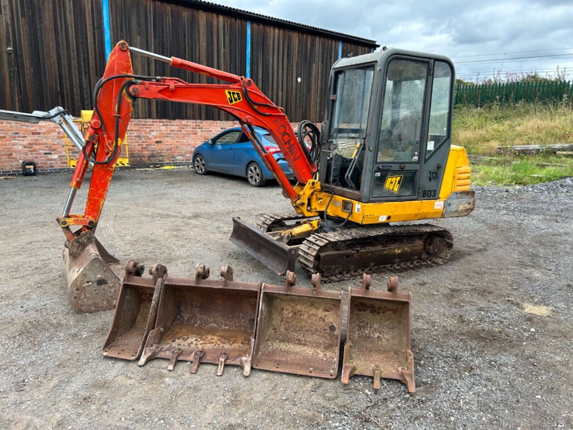 SOLID TRACKS, STRONG DIGGER: 1994 JCB 803 WITH PERKINS ENGINE - Bild 2 aus 14