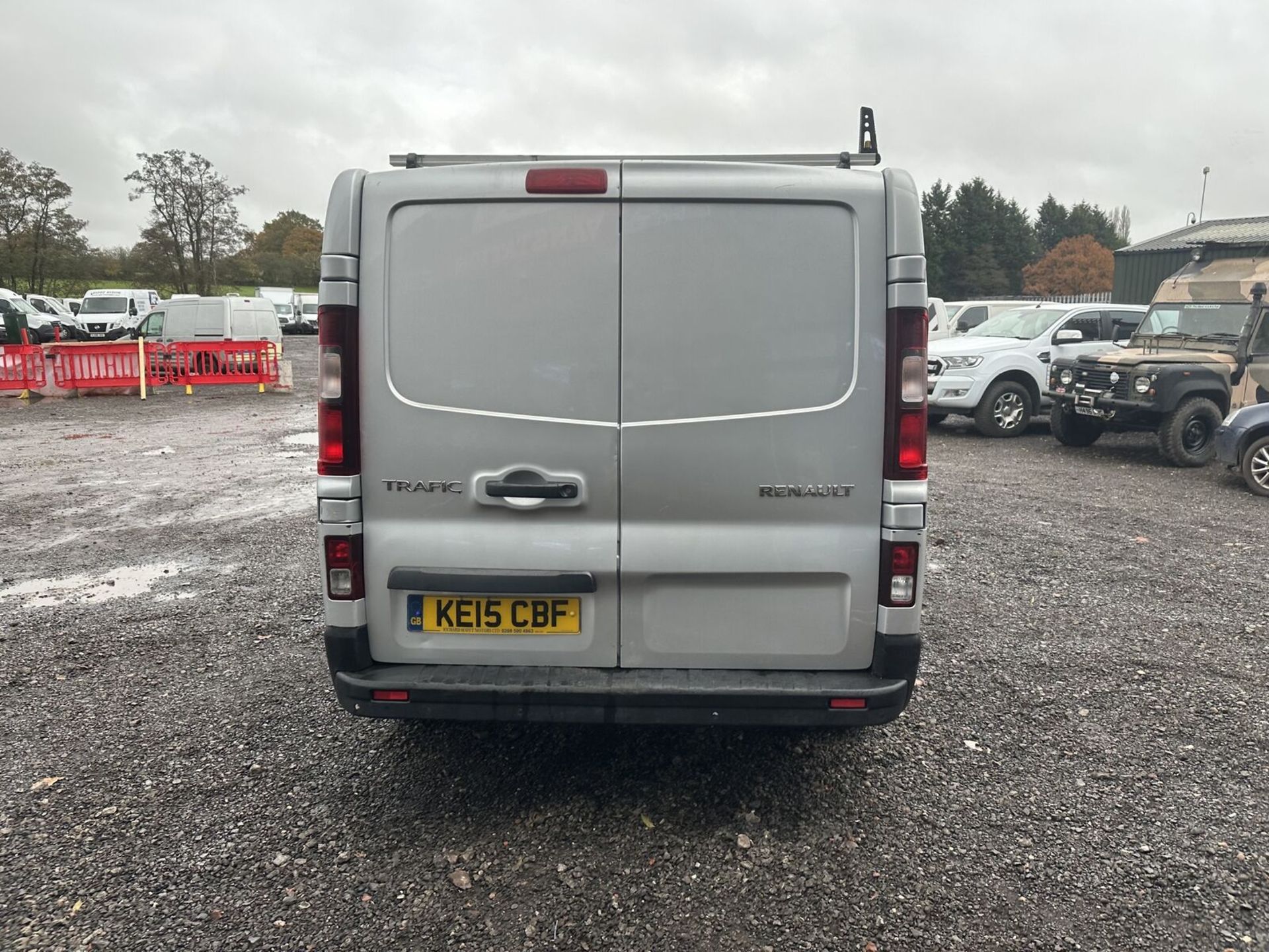 **(ONLY 98K MILEAGE)** SILVER UTILITY: RENAULT TRAFIC VIVARO DIESEL VAN - (NO VAT ON HAMMER) - Image 2 of 15