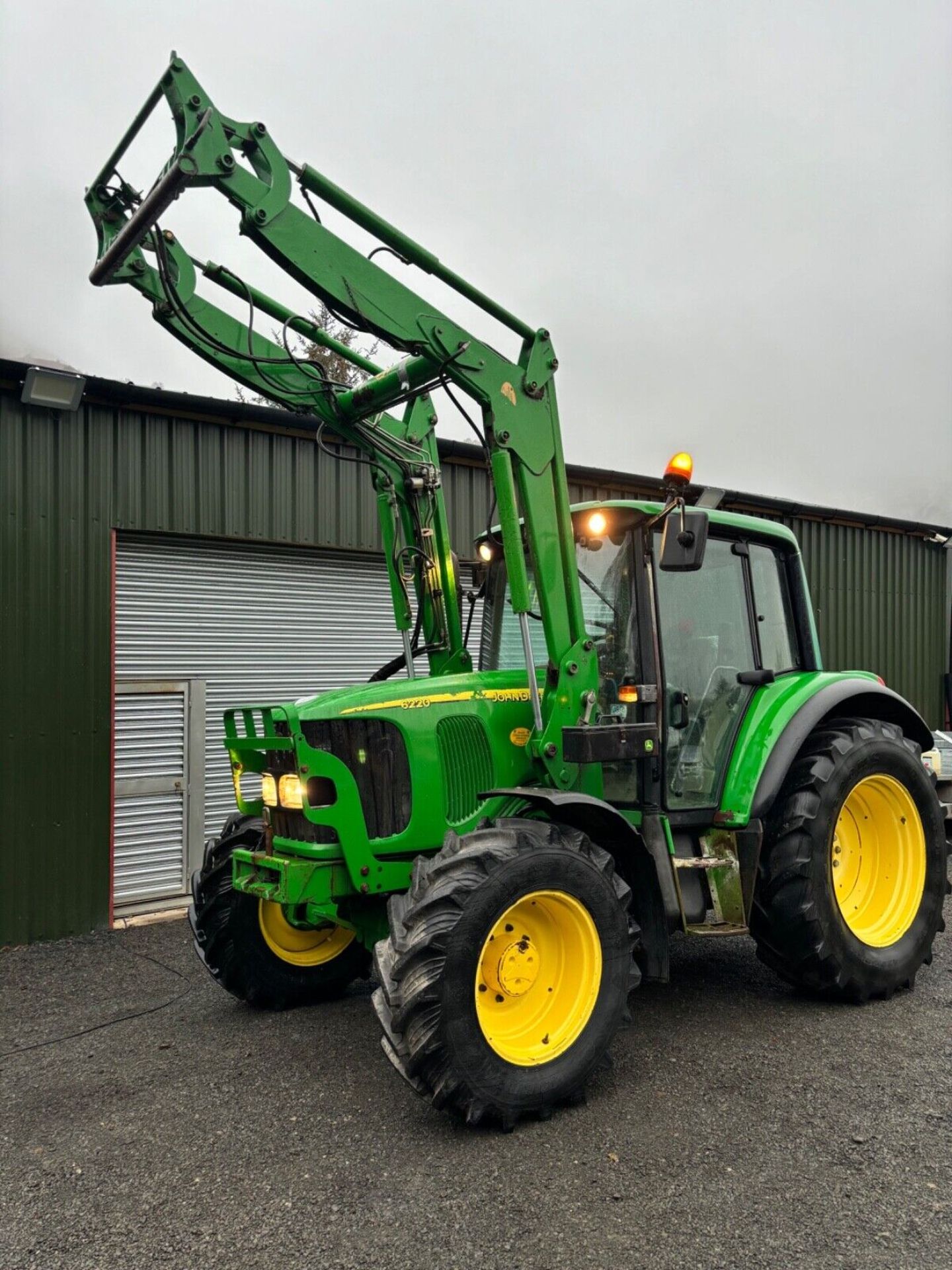 (ONLY 3.5K HOURS) JOHN DEERE 6220 SE TRACTOR WITH JOHN DEERE 631 LOADER - Image 17 of 22