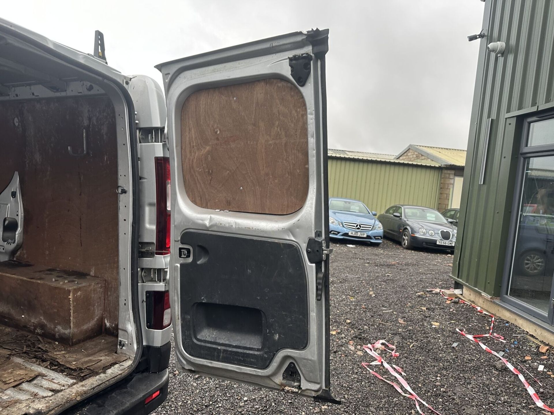 **(ONLY 98K MILEAGE)** SILVER UTILITY: RENAULT TRAFIC VIVARO DIESEL VAN - (NO VAT ON HAMMER) - Image 4 of 15