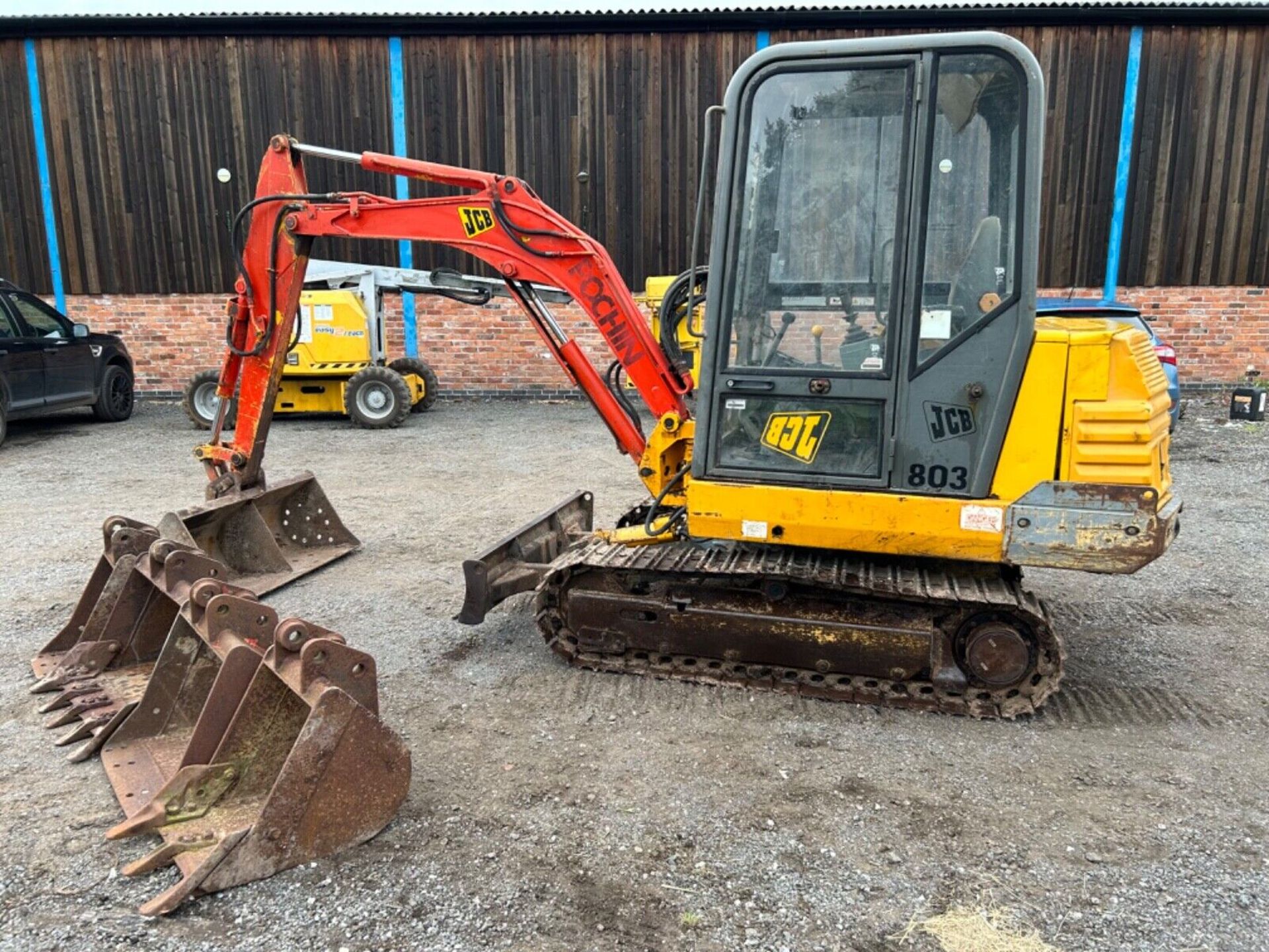 SOLID TRACKS, STRONG DIGGER: 1994 JCB 803 WITH PERKINS ENGINE - Bild 3 aus 14