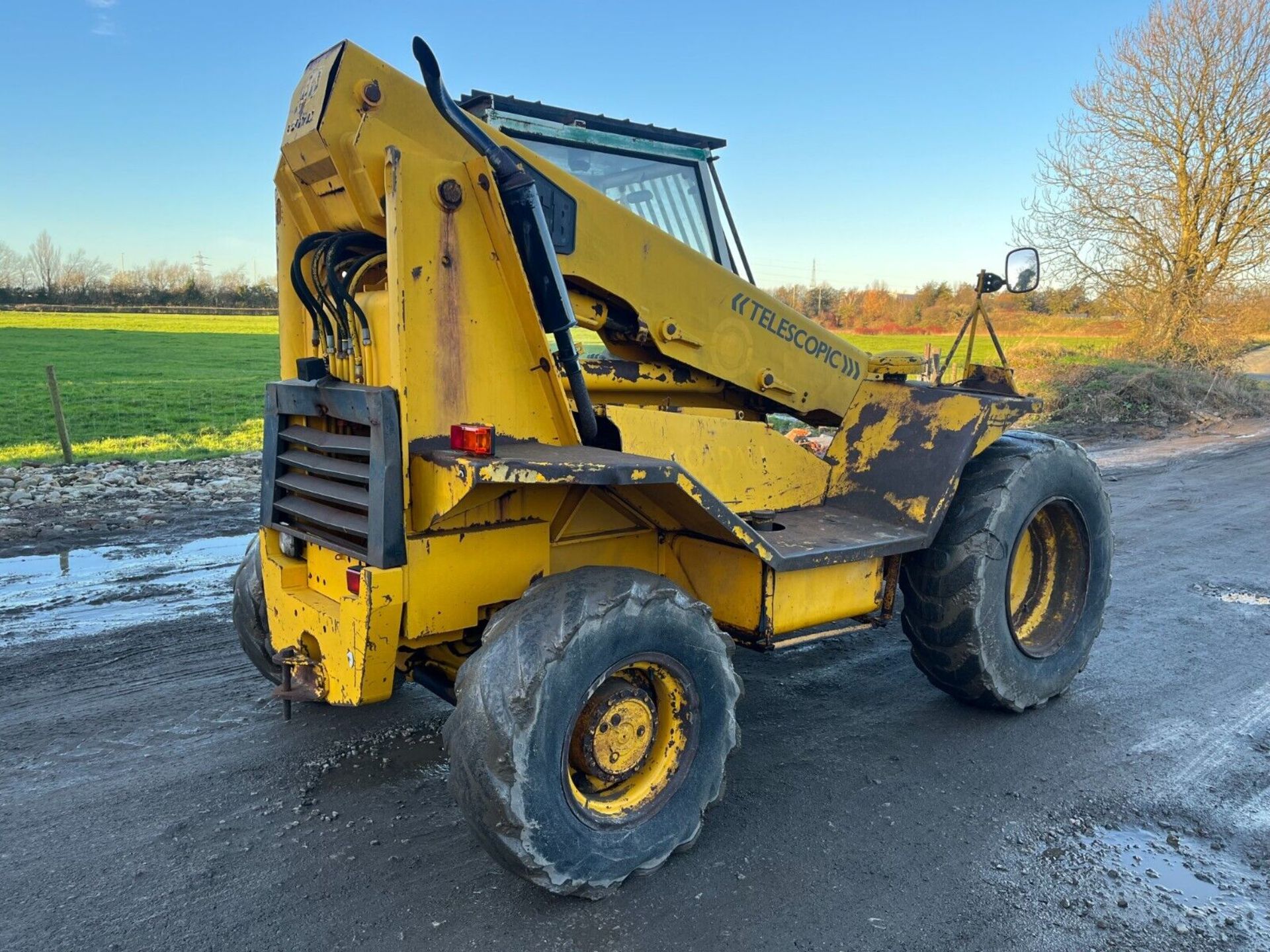 POWERFUL PRECISION: JCB 520-4 TELESCOPIC MUSCLE - Image 2 of 14