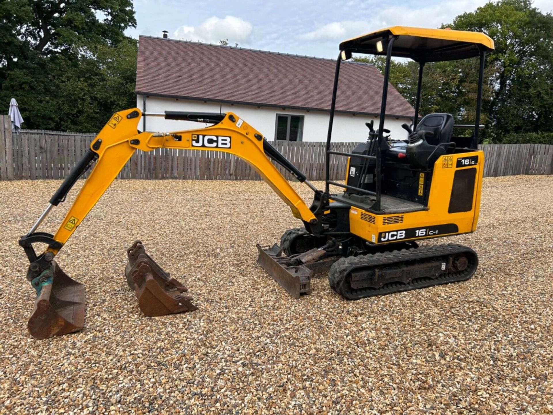 2020 JCB 16C: CHOICE OF HIGH-QUALITY MODERN DIGGER - Image 2 of 12