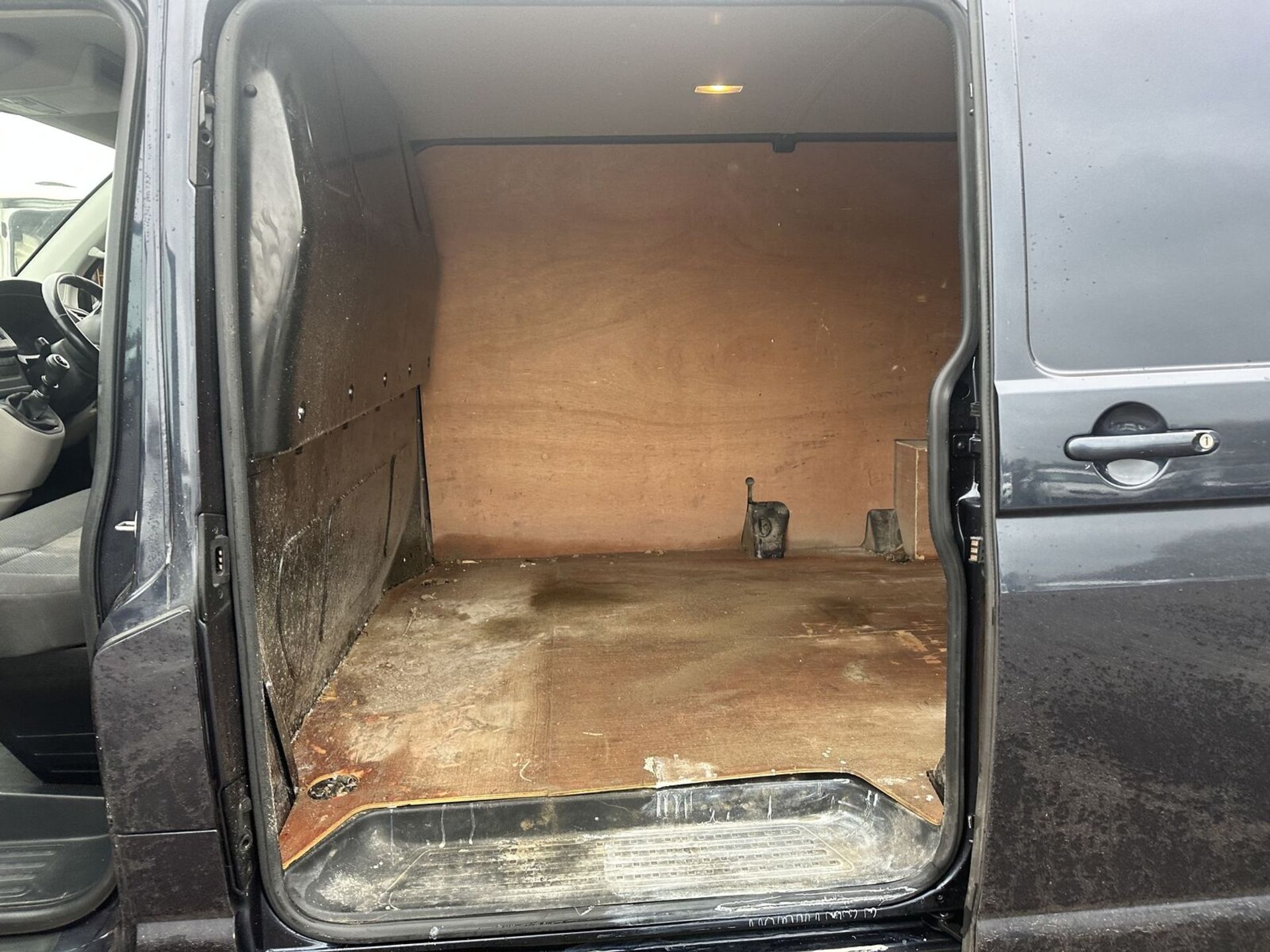 VW TRANSPORTER PANEL VAN: EURO 6, PART SERVICE HISTORY ONLY 130K - NO VAT ON HAMMER - Image 8 of 15