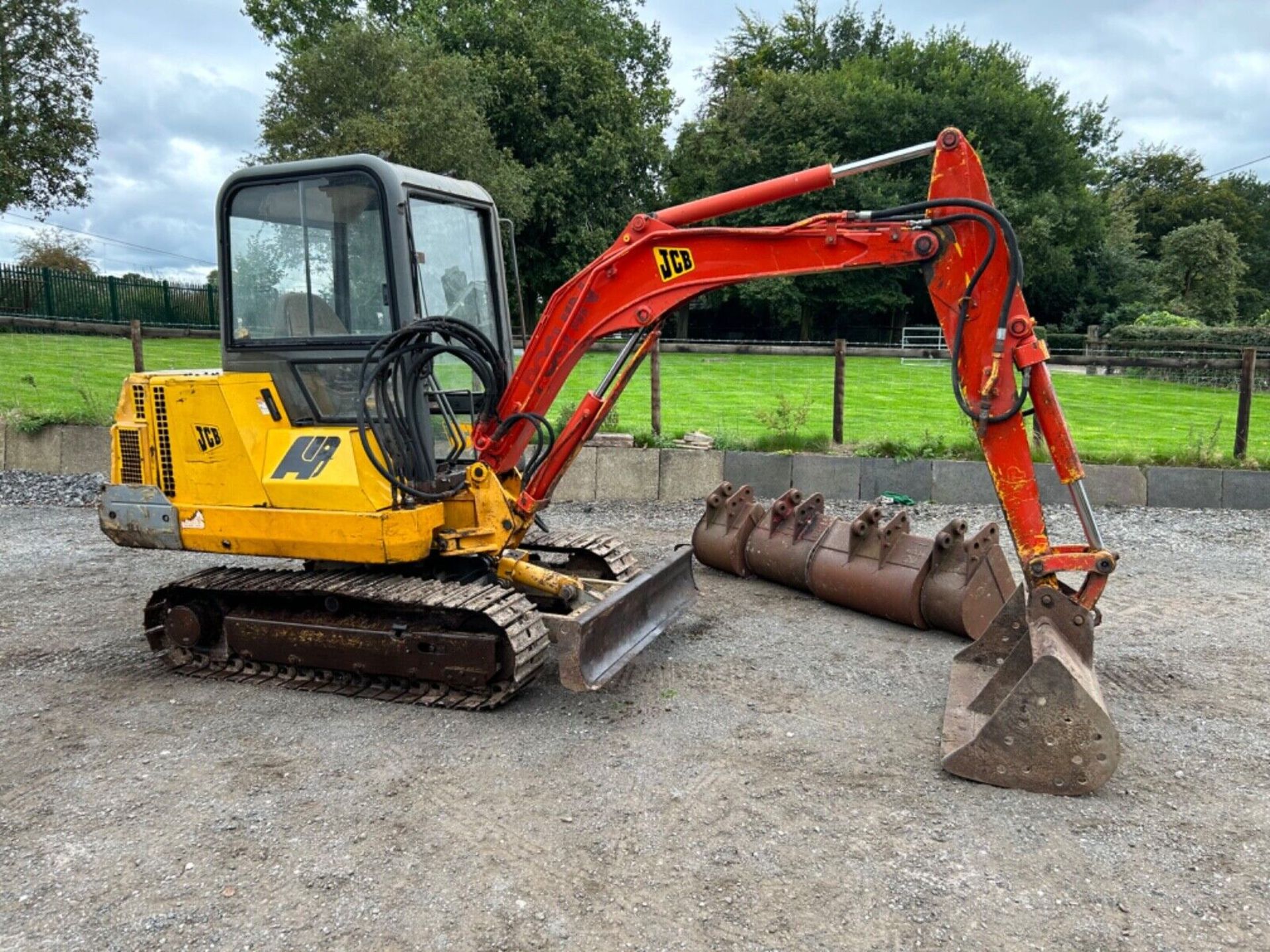 SOLID TRACKS, STRONG DIGGER: 1994 JCB 803 WITH PERKINS ENGINE - Bild 7 aus 14
