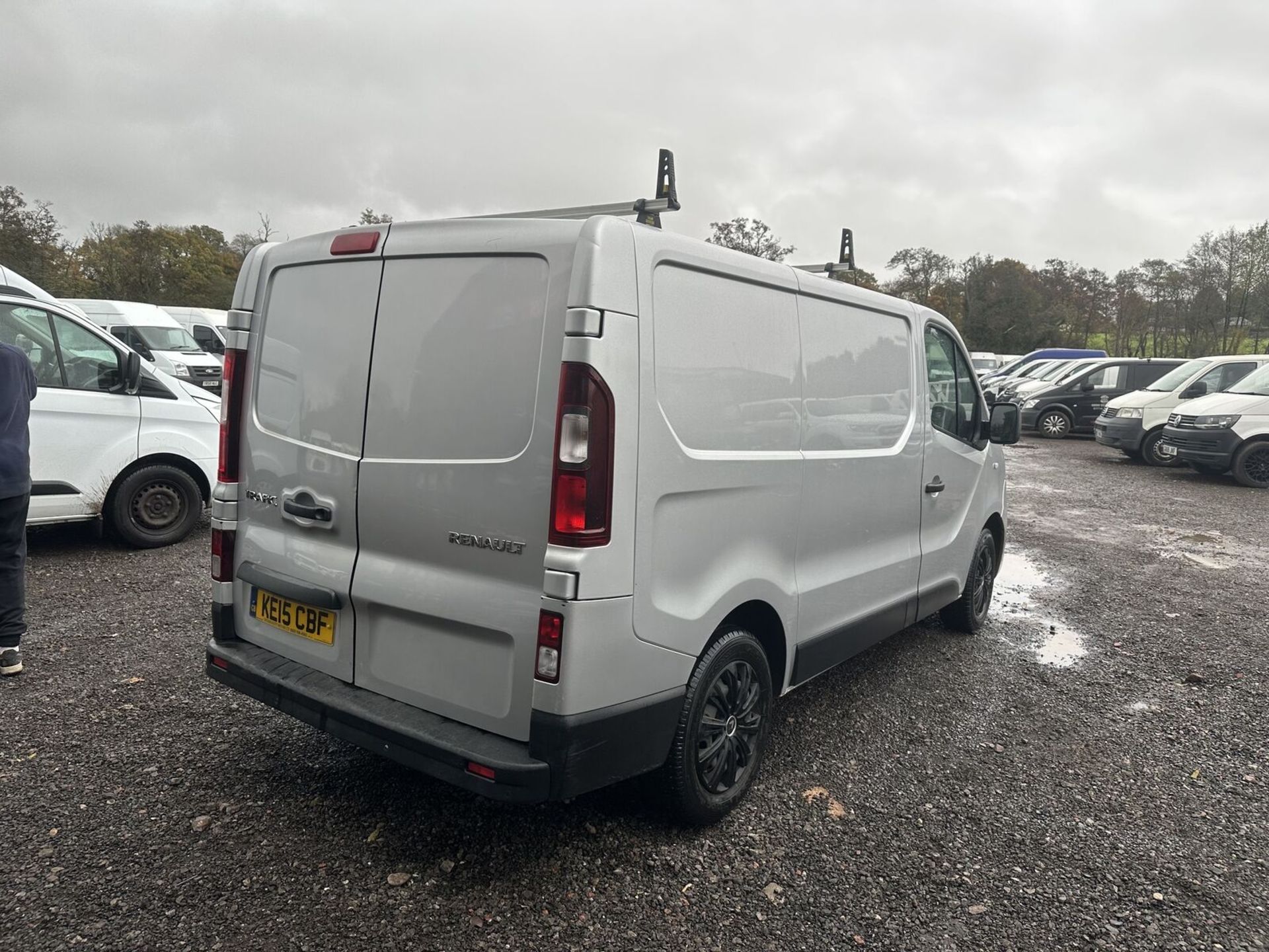 **(ONLY 98K MILEAGE)** SILVER UTILITY: RENAULT TRAFIC VIVARO DIESEL VAN - (NO VAT ON HAMMER) - Image 14 of 15