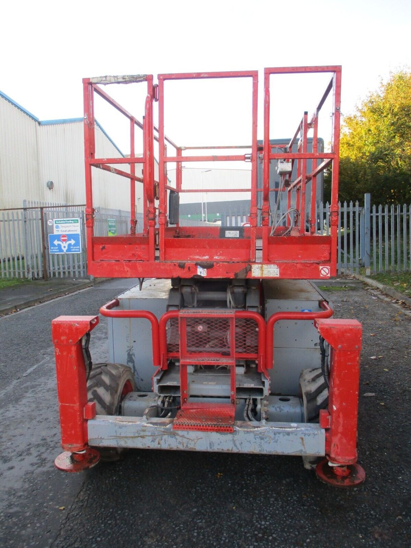 LEVELLING LEGACY: SKYJACK SJ6832'S STURDY 3770KG FRAME - Image 12 of 13