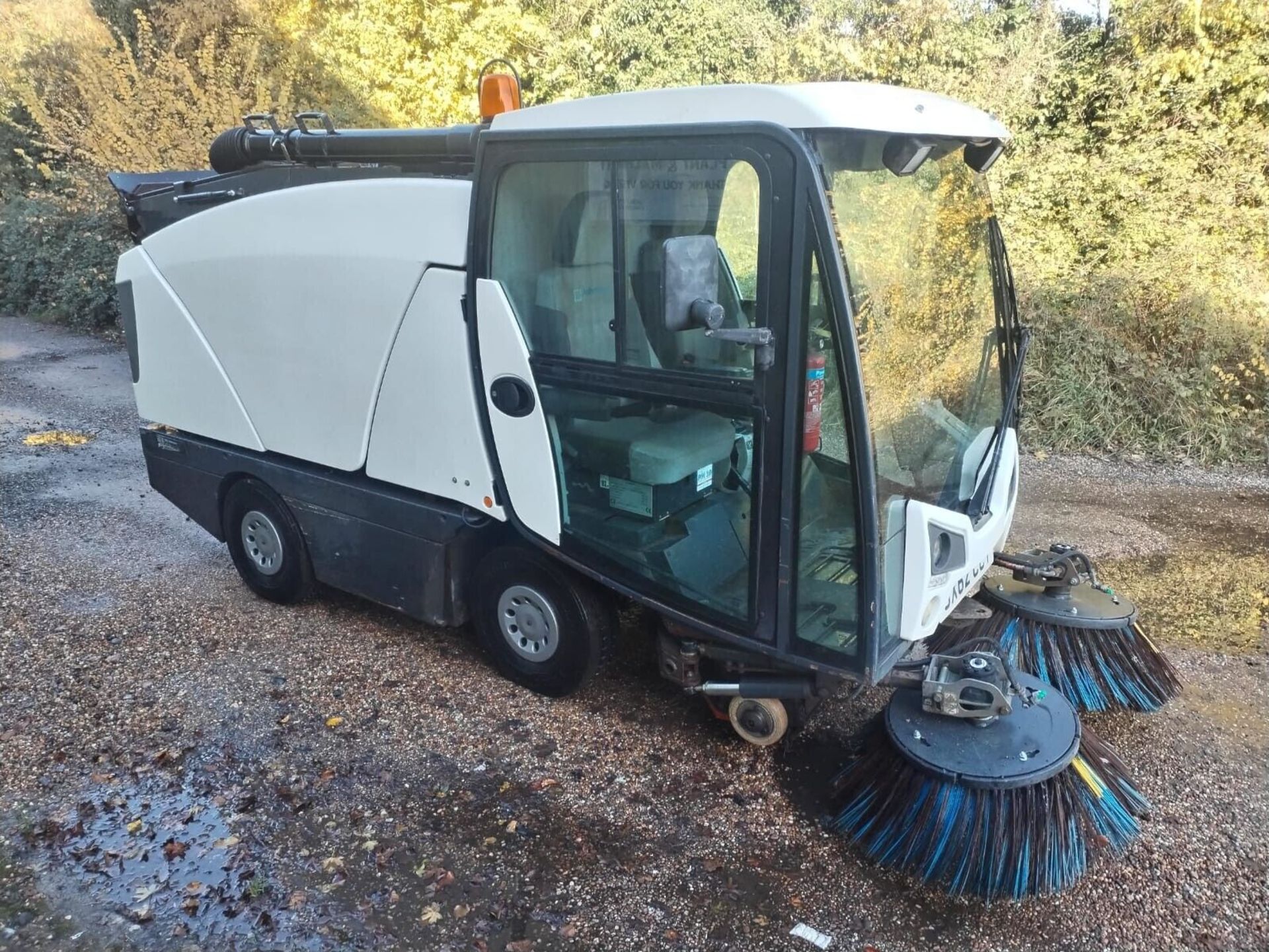 2013 JOHNSTON ROAD SWEEPER HYDROSTATIC - Image 4 of 7