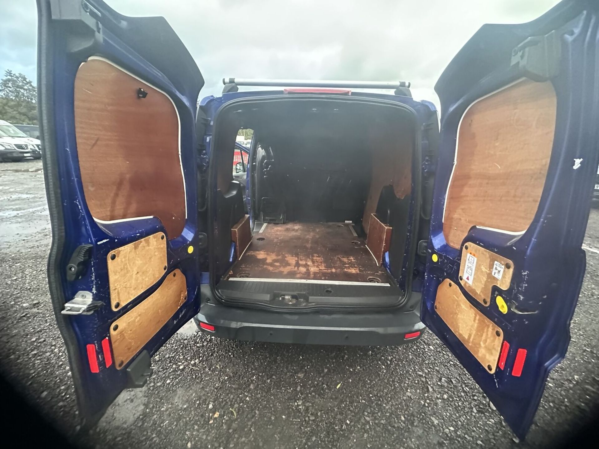 **(ONLY 98K MILEAGE)** CLEAN AND TIDY INTERIOR: FORD TRANSIT CONNECT PANEL VAN - Image 15 of 15