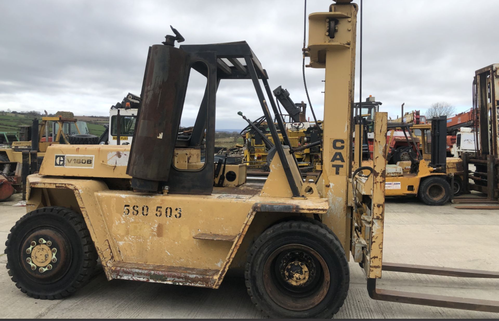 10 TON FORKLIFT : 2001 DIESEL CATERPILLAR V200B - Image 4 of 8