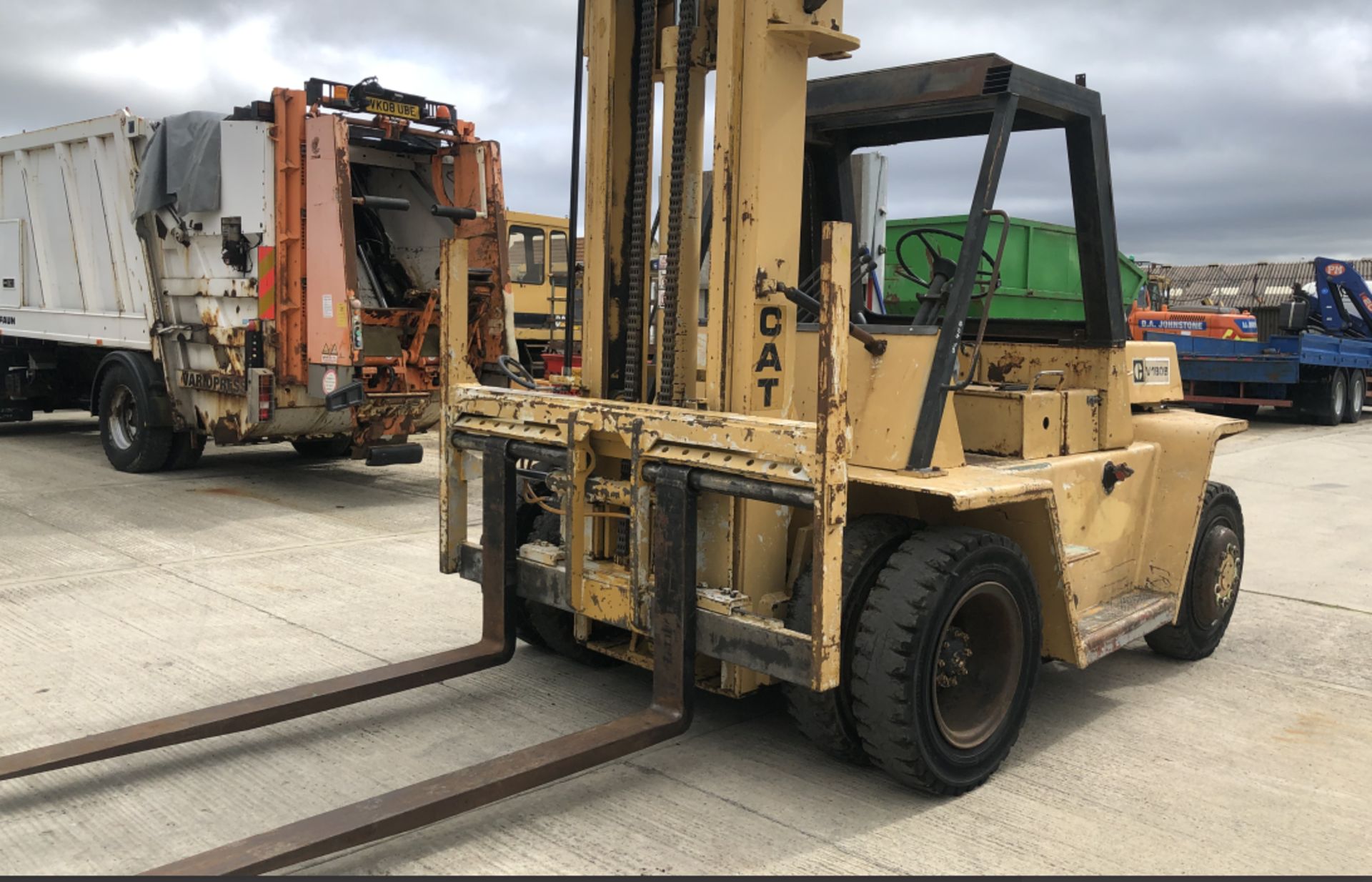 10 TON FORKLIFT : 2001 DIESEL CATERPILLAR V200B - Image 8 of 8