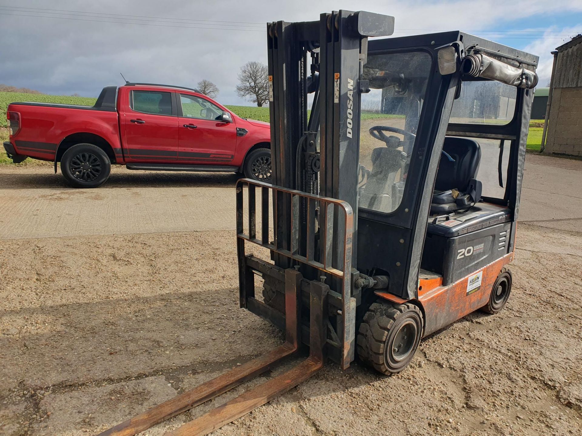 DAEWOO/DOOSAN ELECTRIC 2 TON FORKLIFT WITH FULL CAB - Image 7 of 8