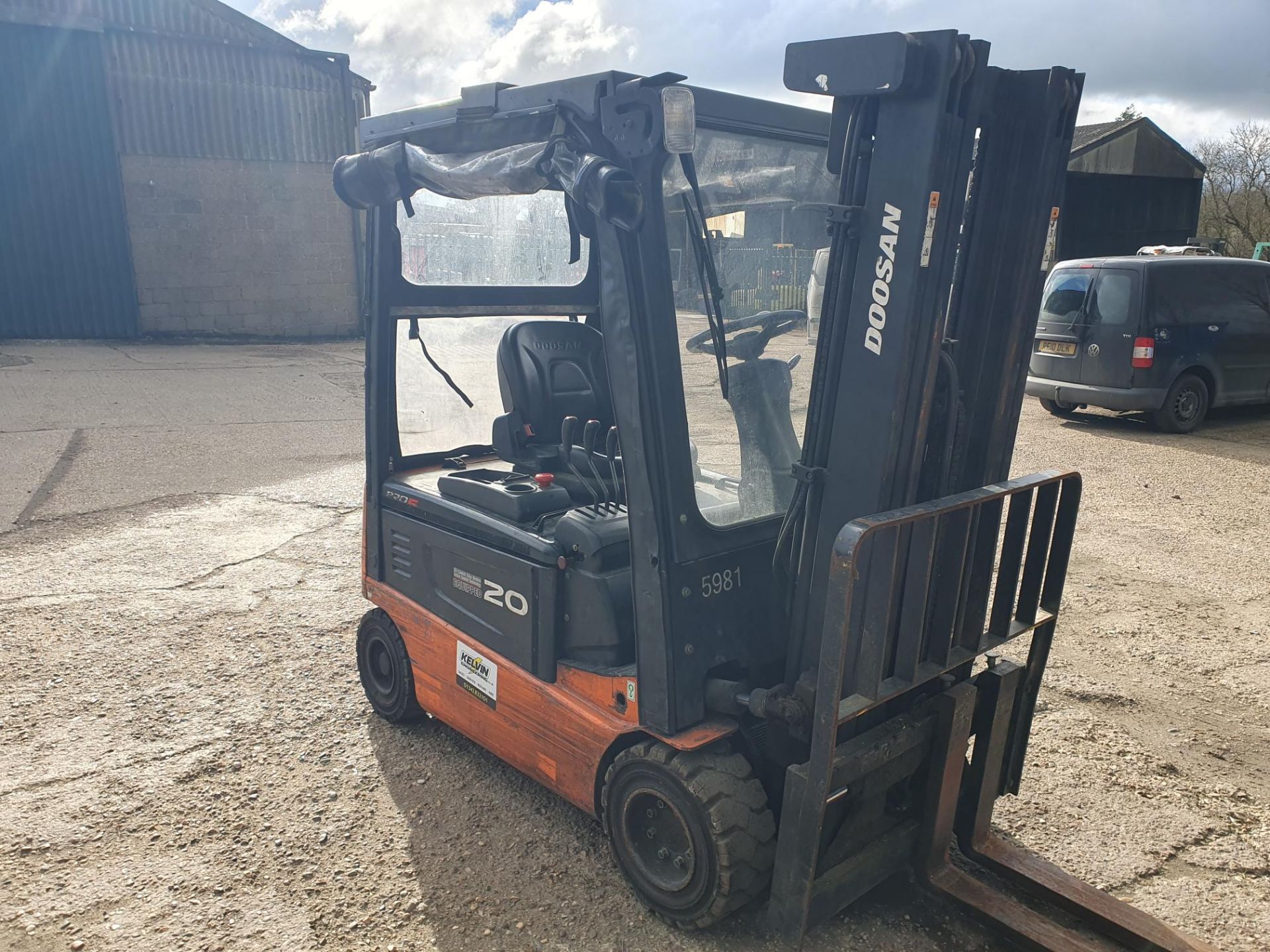 DAEWOO/DOOSAN ELECTRIC 2 TON FORKLIFT WITH FULL CAB - Image 4 of 8