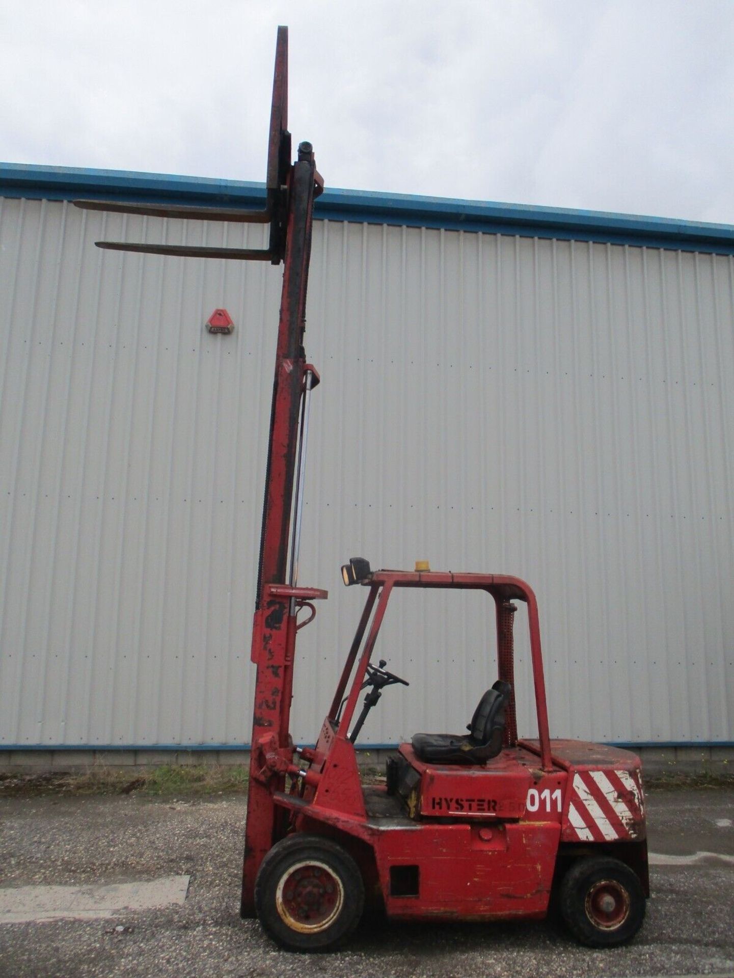 HYSTER 2.5 TON DIESEL FORKLIFT: CONTAINER SPEC EXCELLENCE - Image 12 of 13