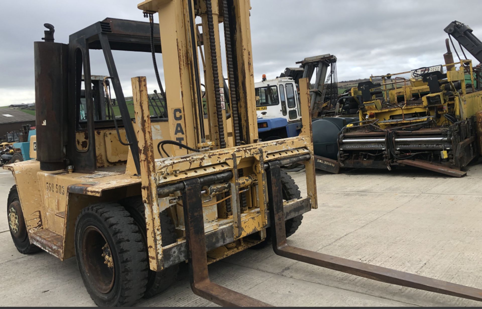 10 TON FORKLIFT : 2001 DIESEL CATERPILLAR V200B - Image 5 of 8