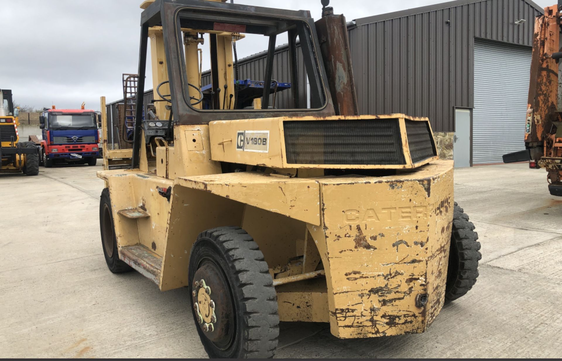 10 TON FORKLIFT : 2001 DIESEL CATERPILLAR V200B