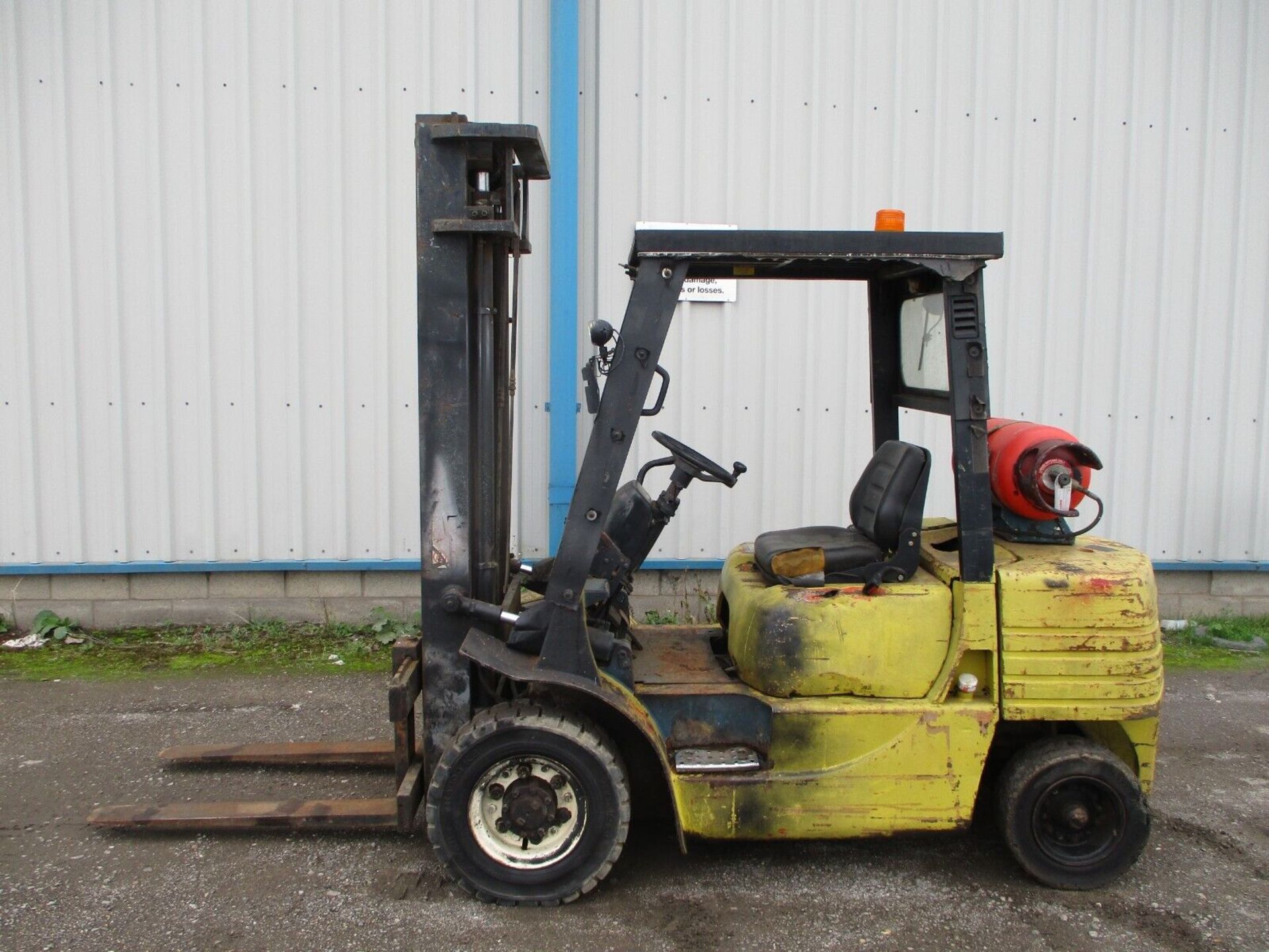 LIFTS 3000KG CAT GP30 FORKLIFT - Image 8 of 11