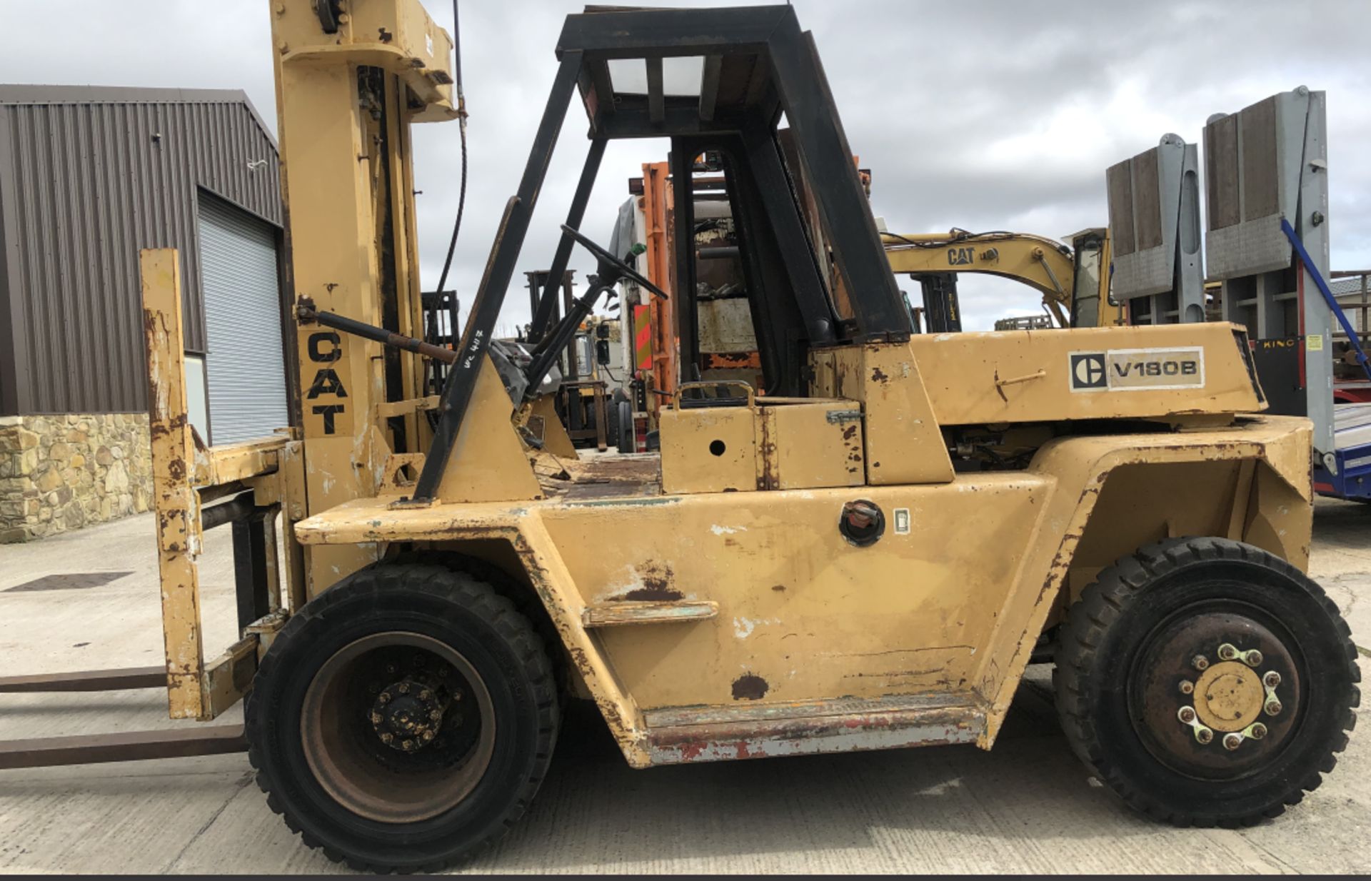 10 TON FORKLIFT : 2001 DIESEL CATERPILLAR V200B - Image 2 of 8