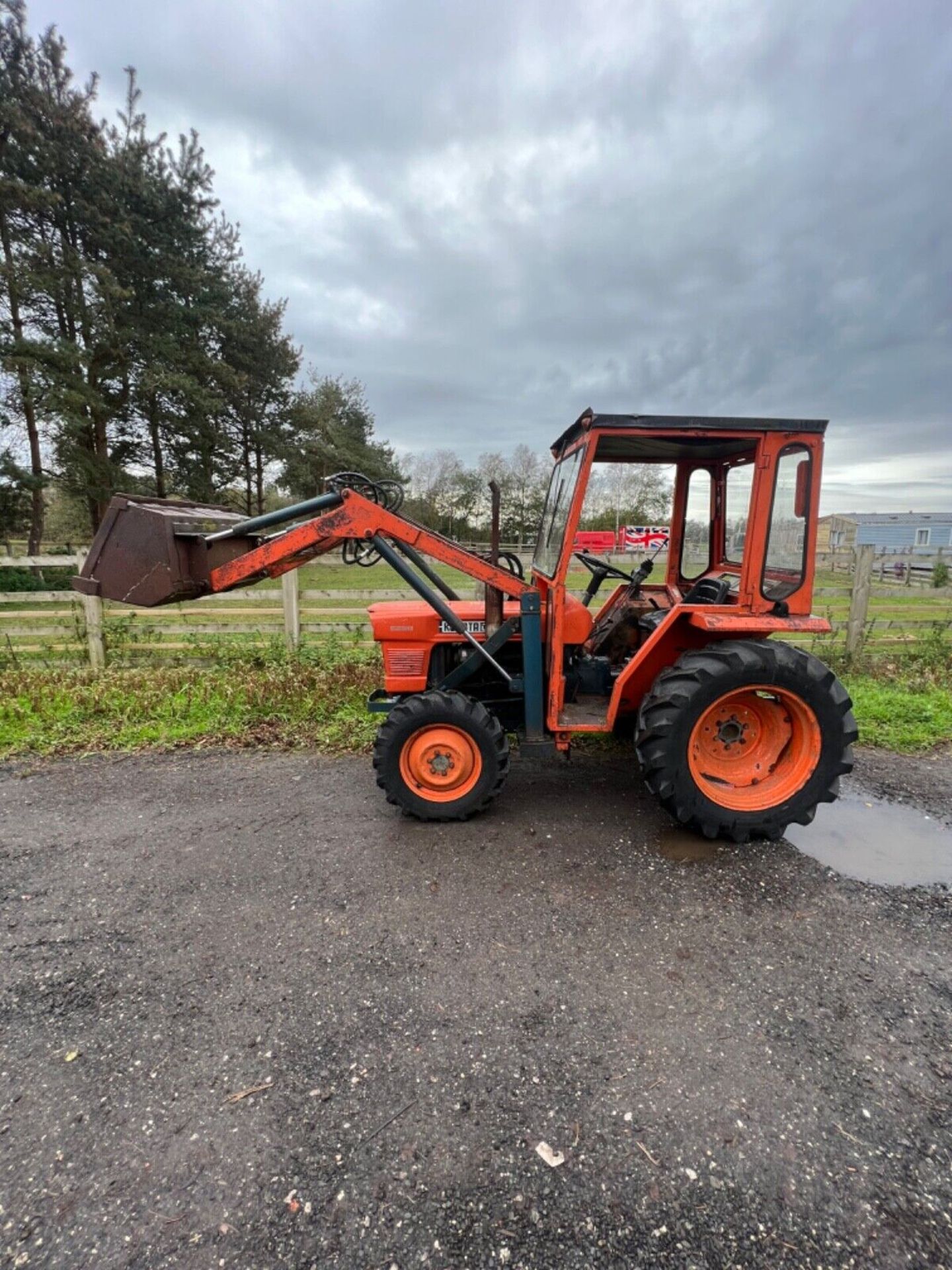 KUBOTA LOADER TRACTOR 2X4 AND 4X4 - Image 4 of 14