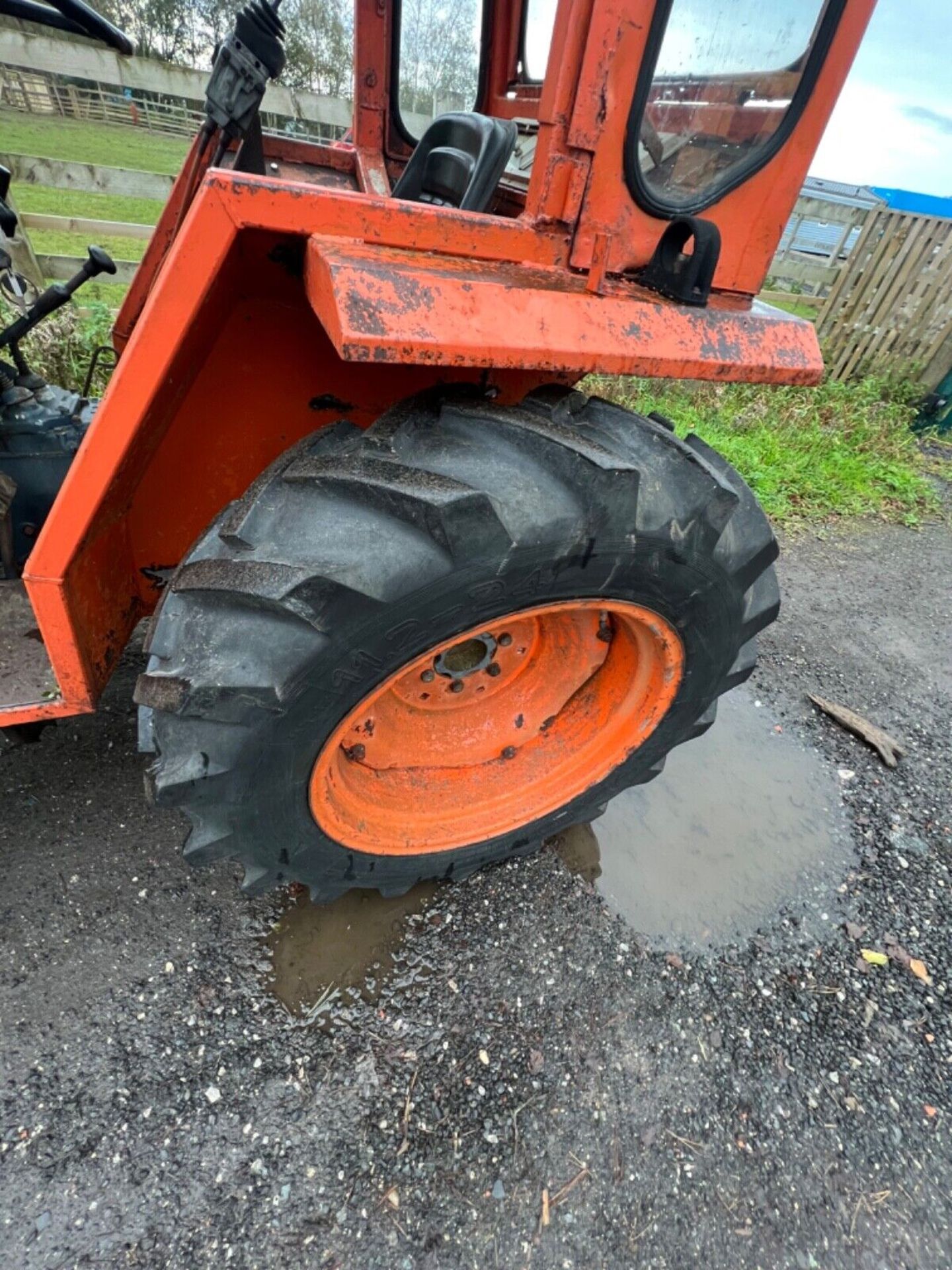 KUBOTA LOADER TRACTOR 2X4 AND 4X4 - Image 5 of 14