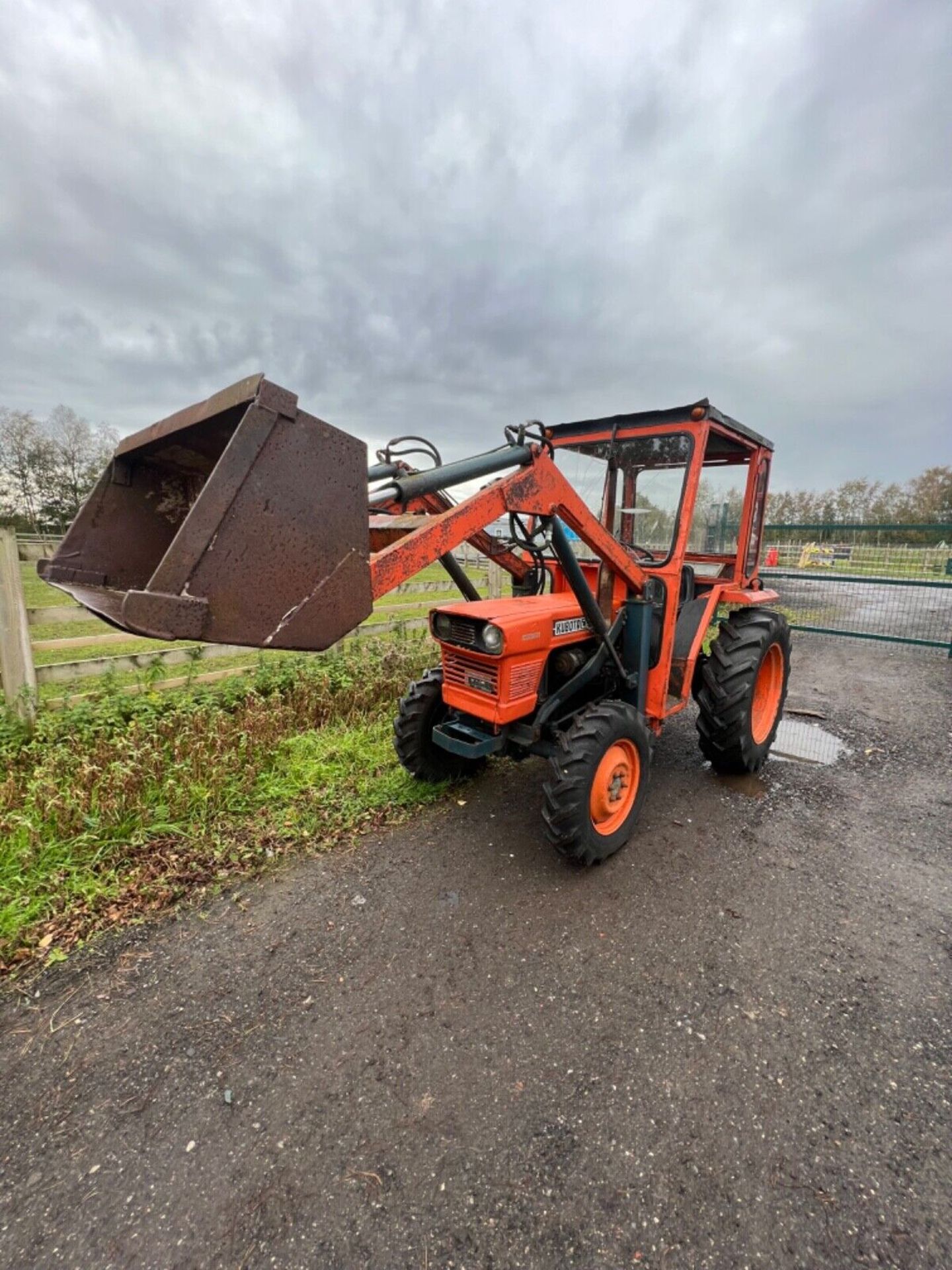 KUBOTA LOADER TRACTOR 2X4 AND 4X4 - Image 3 of 14