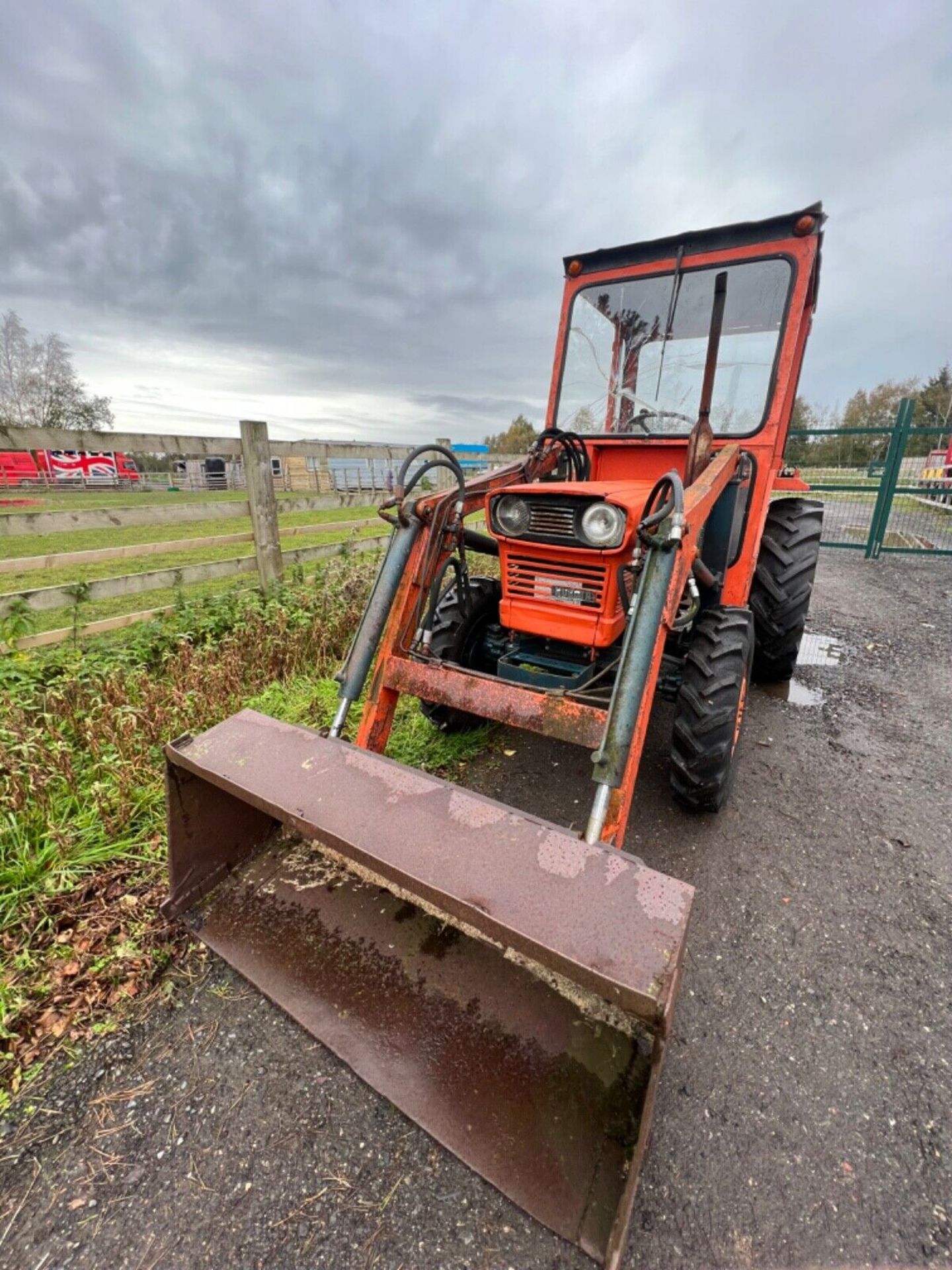 KUBOTA LOADER TRACTOR 2X4 AND 4X4 - Image 9 of 14