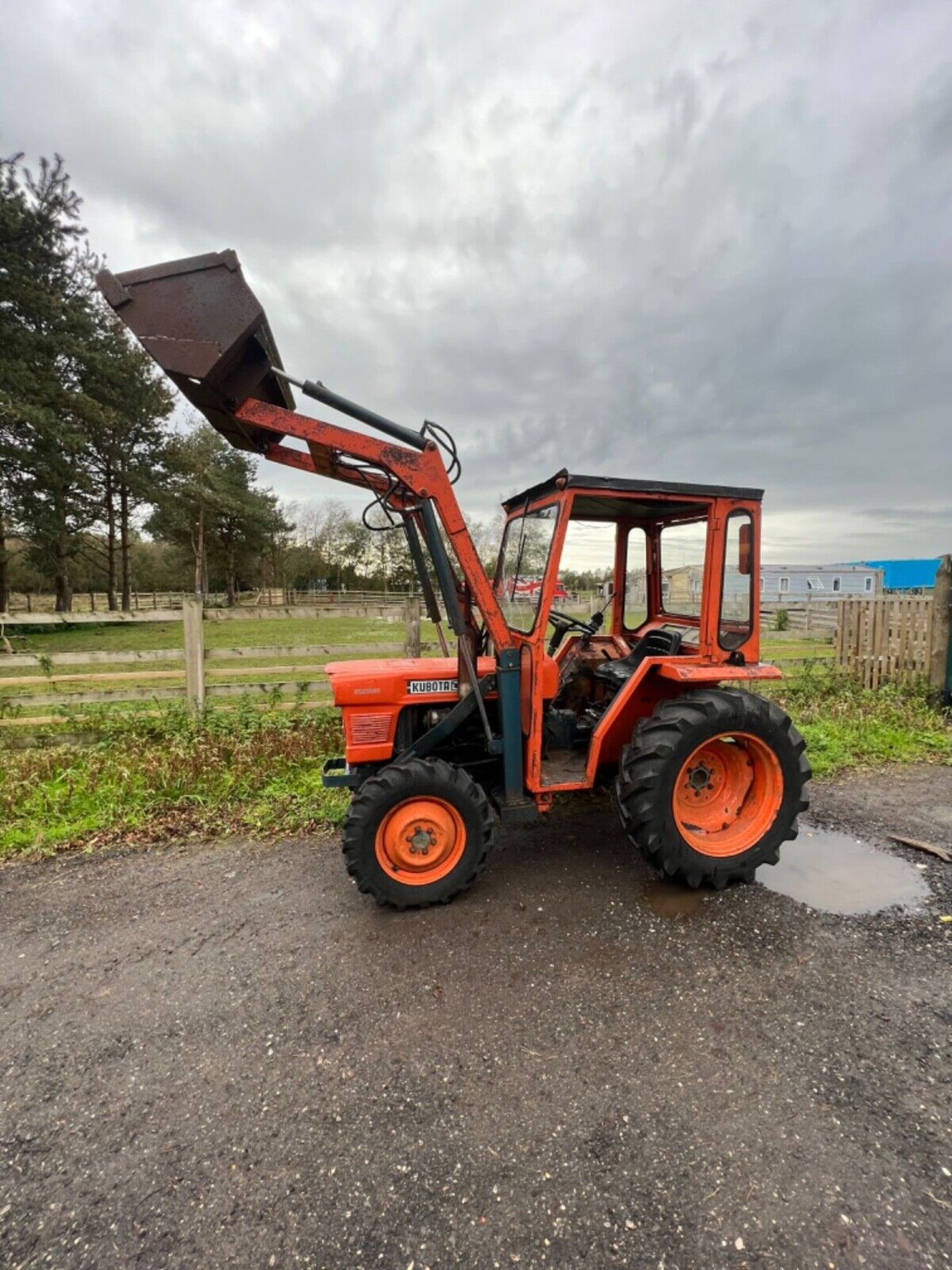 KUBOTA LOADER TRACTOR 2X4 AND 4X4 - Image 2 of 14