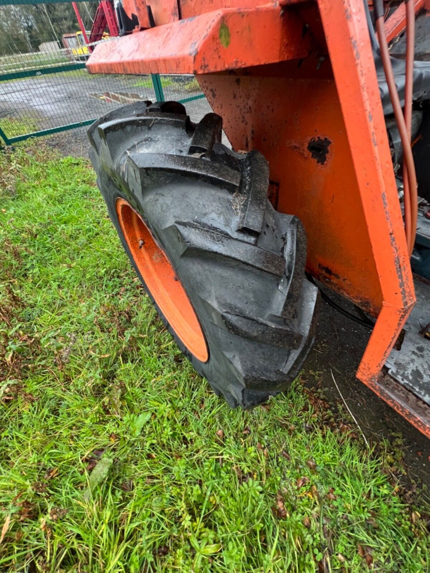 KUBOTA LOADER TRACTOR 2X4 AND 4X4 - Image 7 of 14