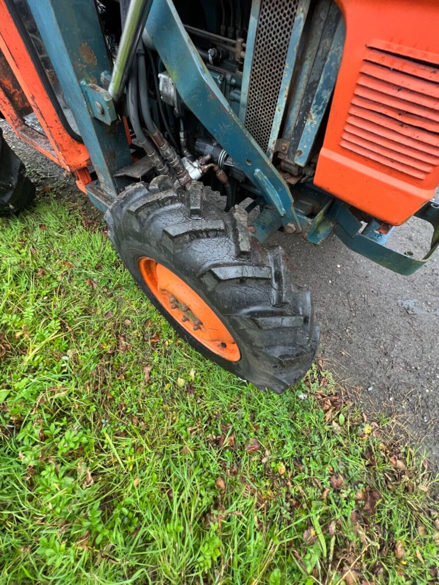 KUBOTA LOADER TRACTOR 2X4 AND 4X4 - Image 8 of 14