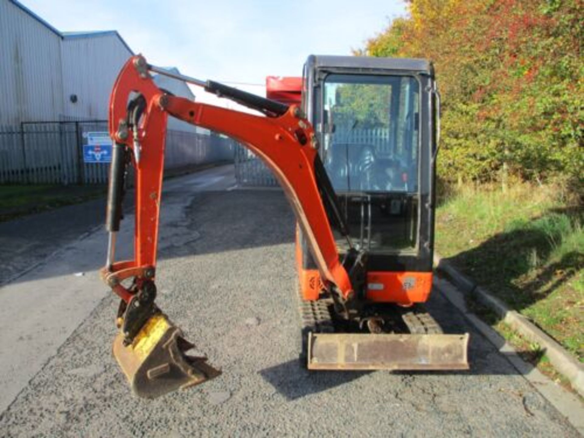 EFFICIENT 1.5 TON MINI DIGGER: KUBOTA 2011 KX015-4 - Image 5 of 13