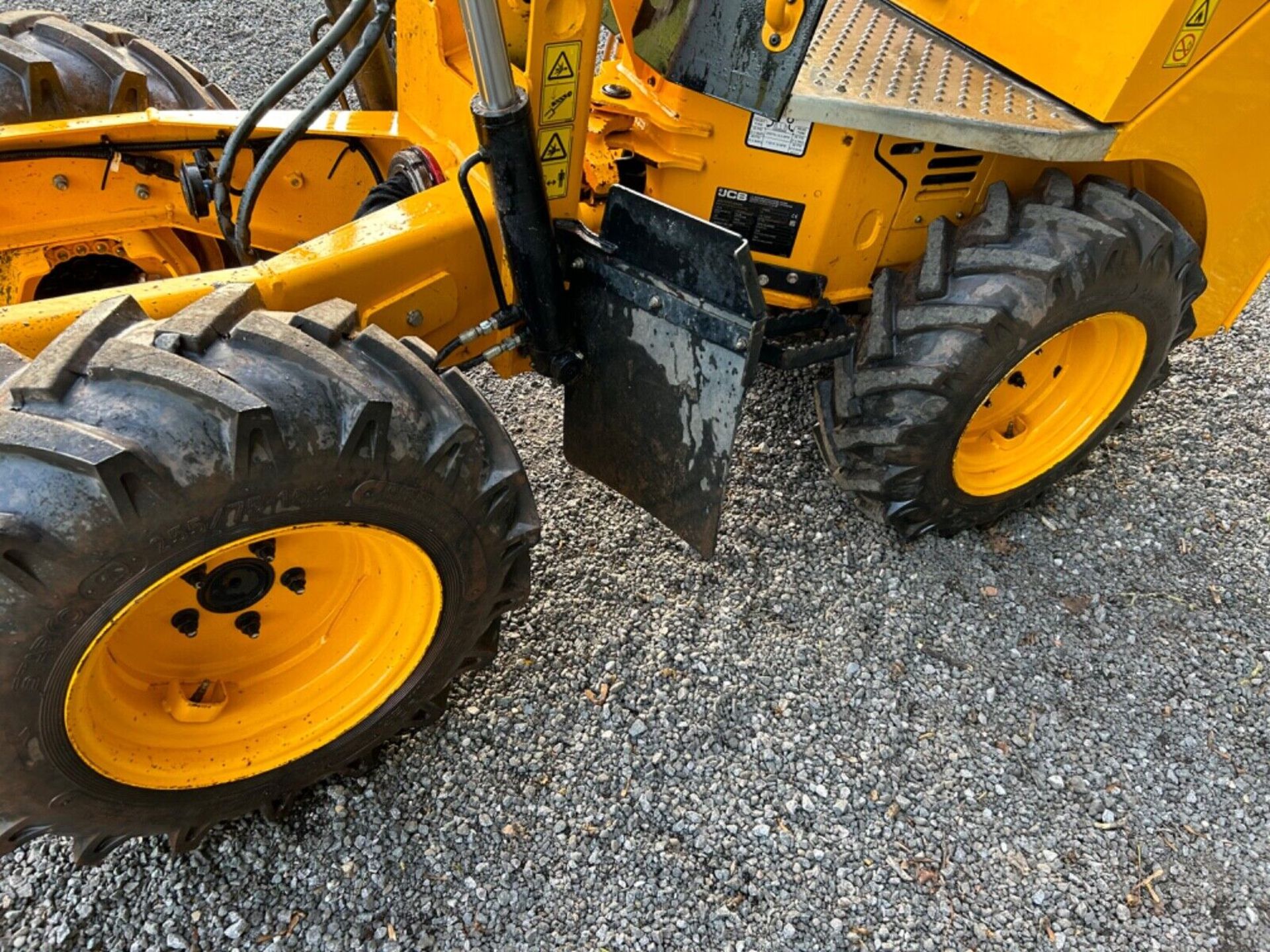 COMPACT AND POWERFUL: JCB 1T-2 DUMPER FOR EFFICIENT MATERIAL HANDLING - Image 9 of 15