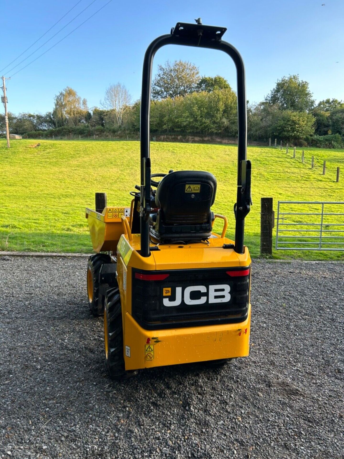 COMPACT AND POWERFUL: JCB 1T-2 DUMPER FOR EFFICIENT MATERIAL HANDLING - Image 3 of 15