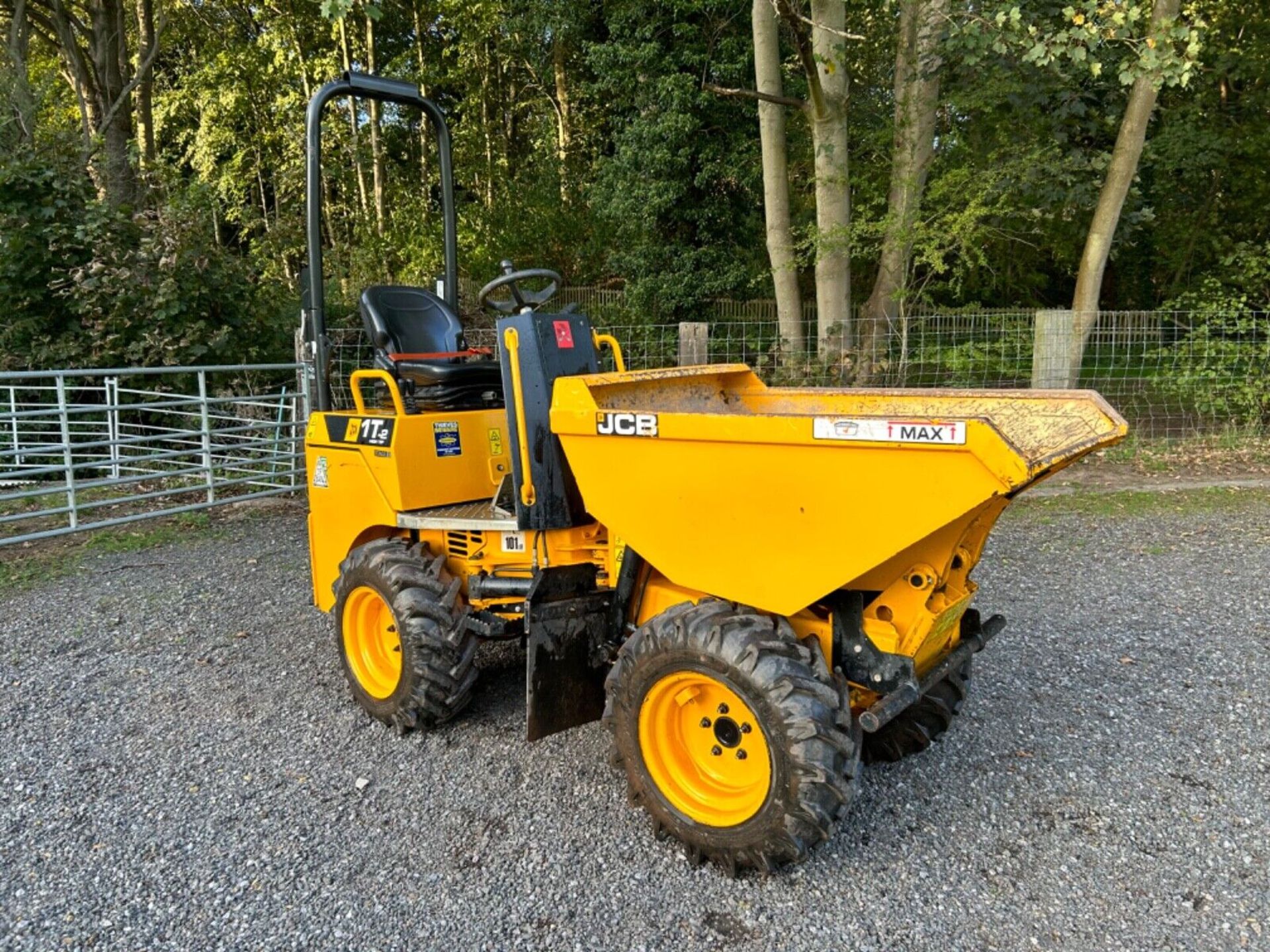 COMPACT AND POWERFUL: JCB 1T-2 DUMPER FOR EFFICIENT MATERIAL HANDLING - Image 7 of 15