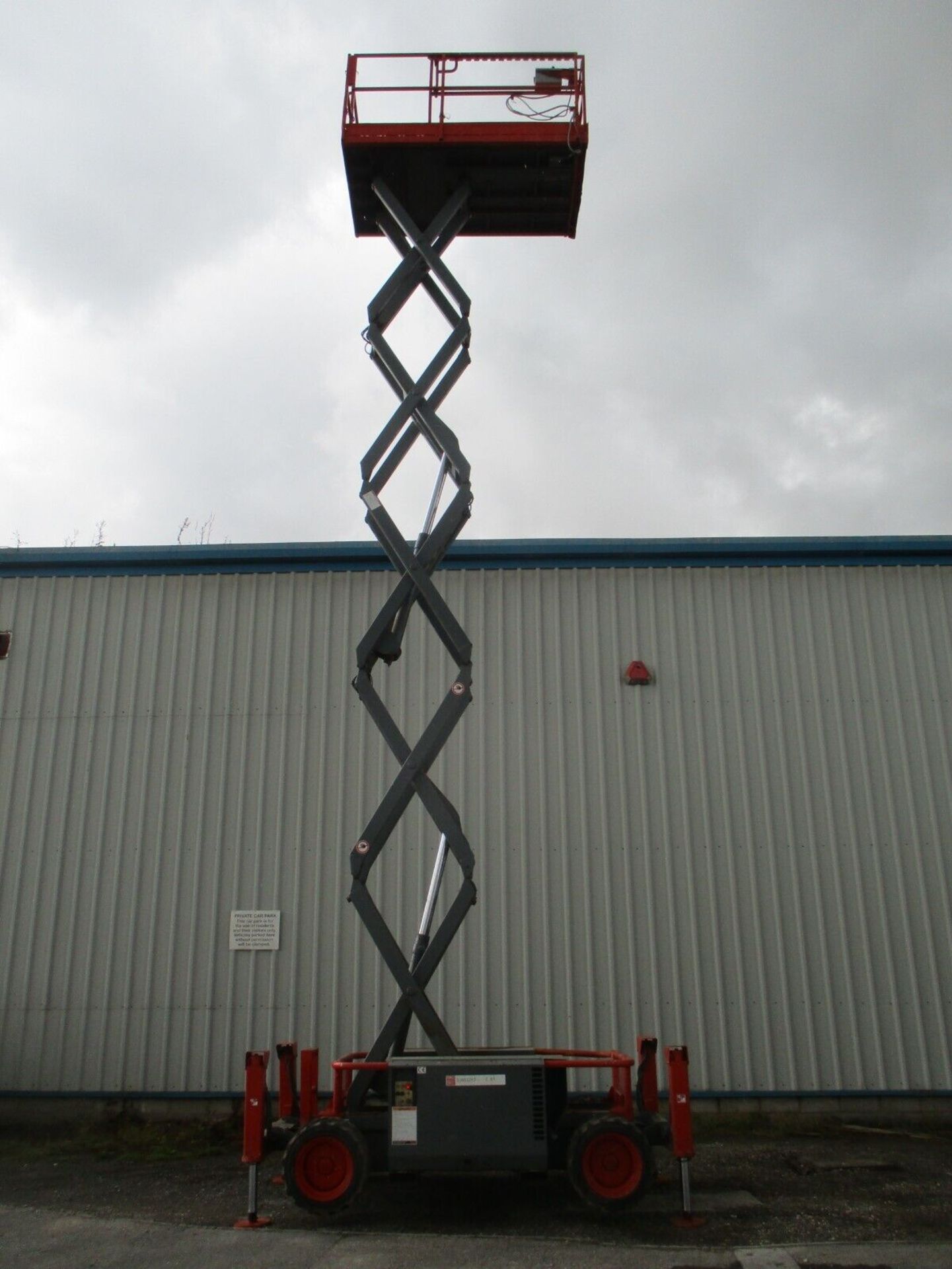 2011 SKYJACK 6832 SCISSOR LIFT: ELEVATE WITH CONFIDENCE - Image 11 of 13