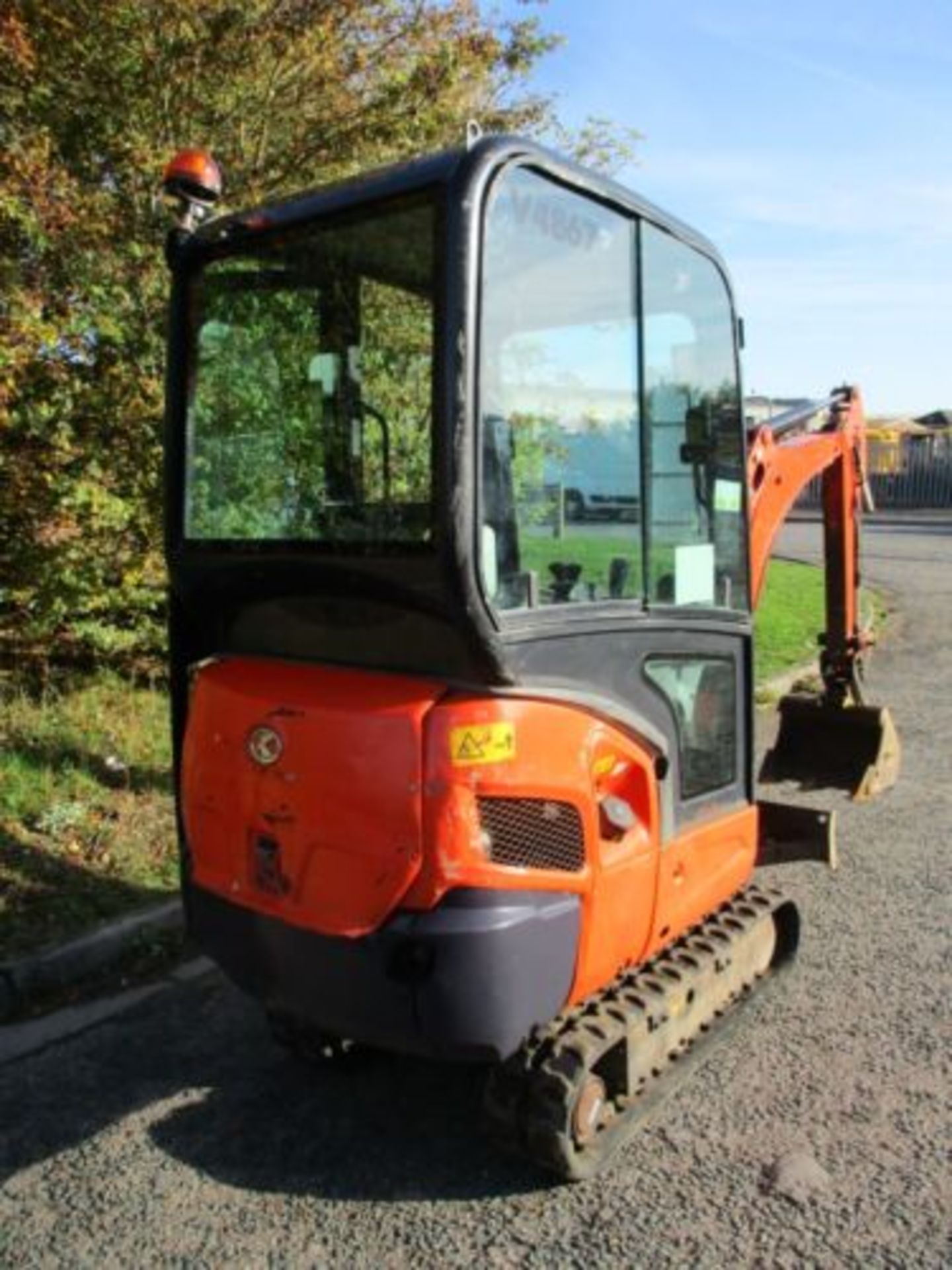 EFFICIENT 1.5 TON MINI DIGGER: KUBOTA 2011 KX015-4 - Image 8 of 13