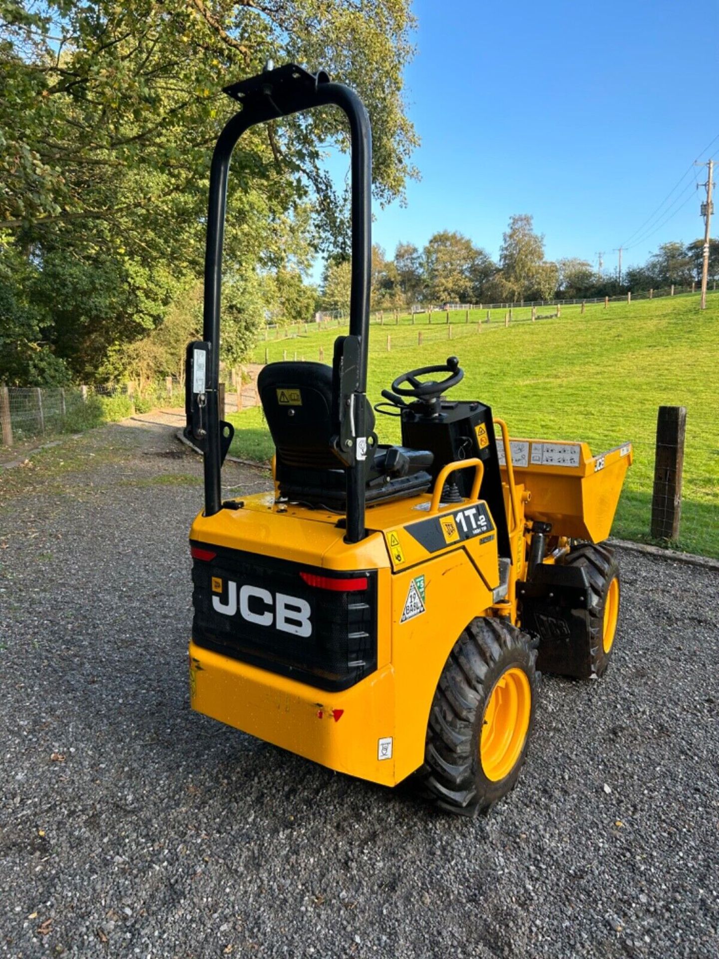COMPACT AND POWERFUL: JCB 1T-2 DUMPER FOR EFFICIENT MATERIAL HANDLING - Image 4 of 15