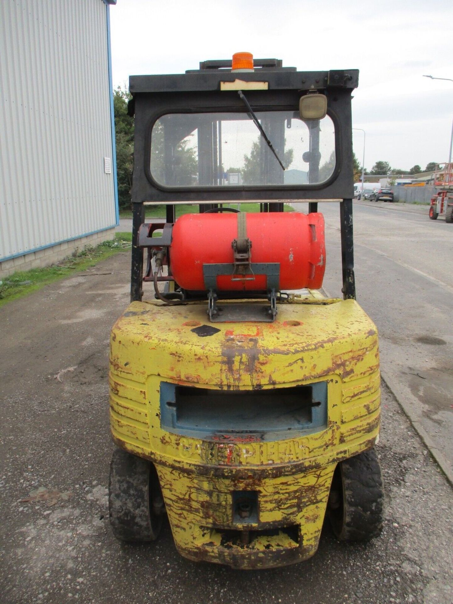 LIFTS 3000KG CAT GP30 FORKLIFT - Image 5 of 11