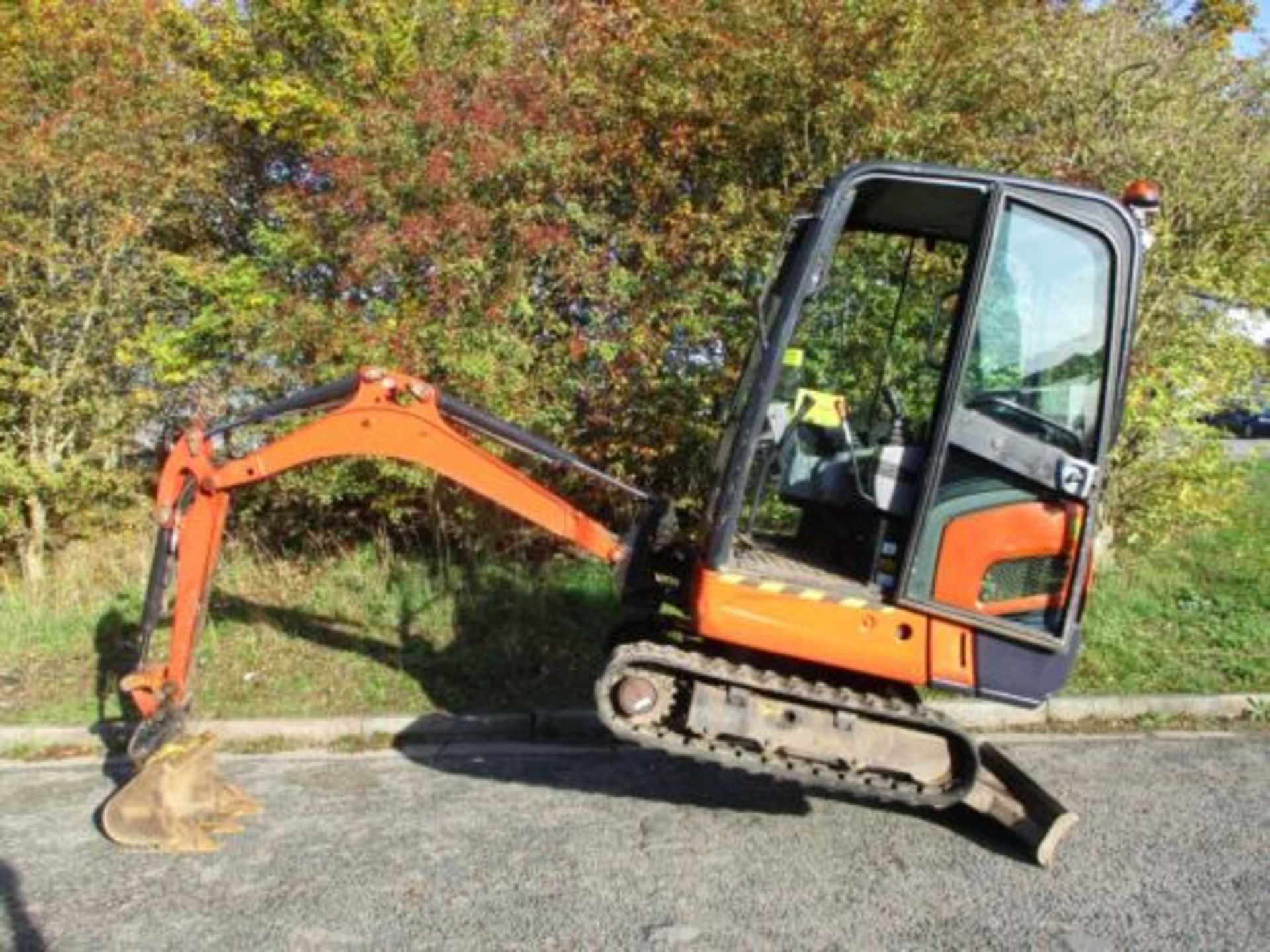 EFFICIENT 1.5 TON MINI DIGGER: KUBOTA 2011 KX015-4 - Image 3 of 13