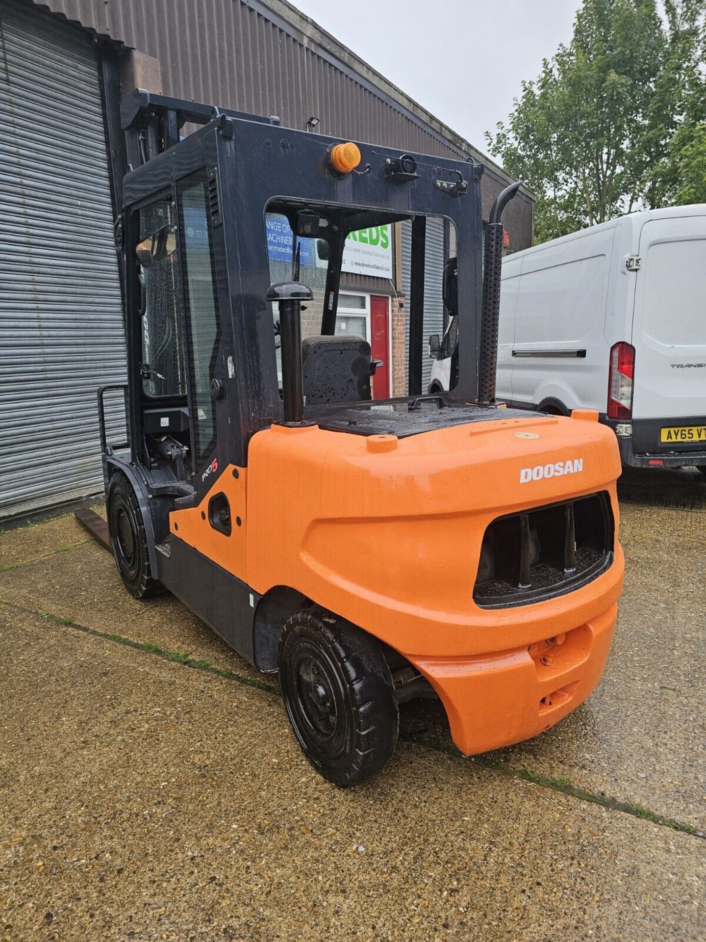 2013 DOOSAN PRO 5 / 5T LIFT / SIDE SHIFT, TILT AND RARE FORK POSITIONING - Image 3 of 4